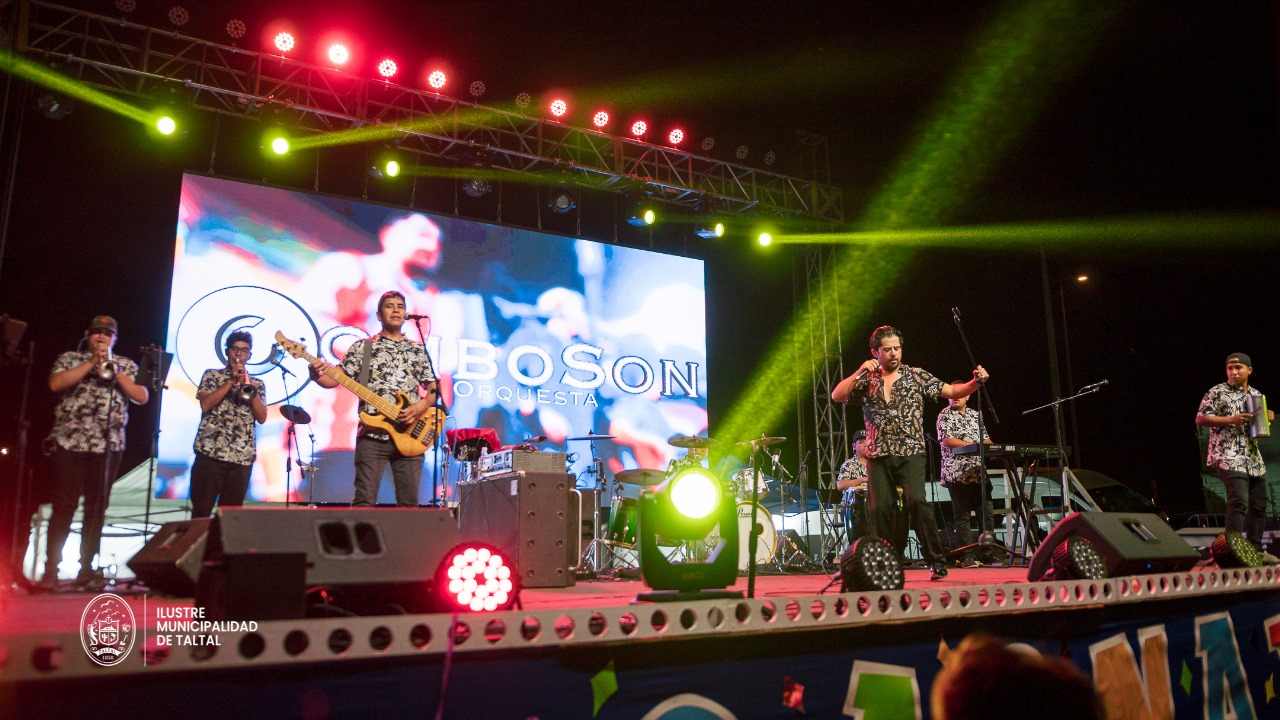 La ComboSon, orquesta originaria de Copiapó, durante un show en pleno verano 2024 en Taltal.