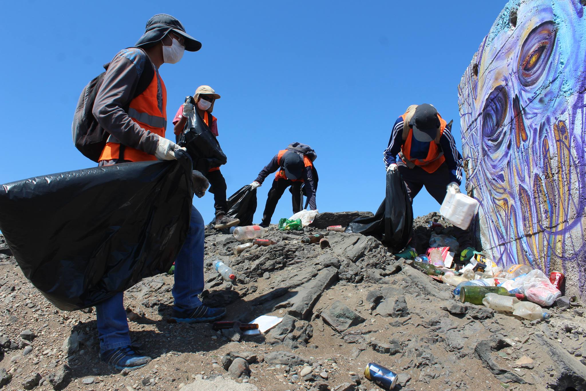 Personal municipal realizando labores de recolección de residuos domiciliarios para asegurar la limpieza y salud pública en Taltal.