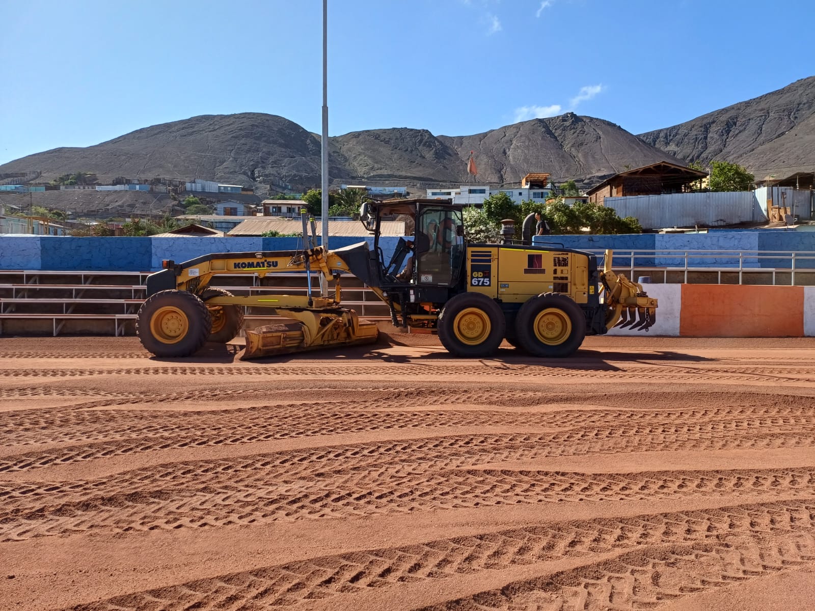 Maquinaria pesada municipal realizando labores de nivelación de suelo en la cancha de futbolito de Taltal.