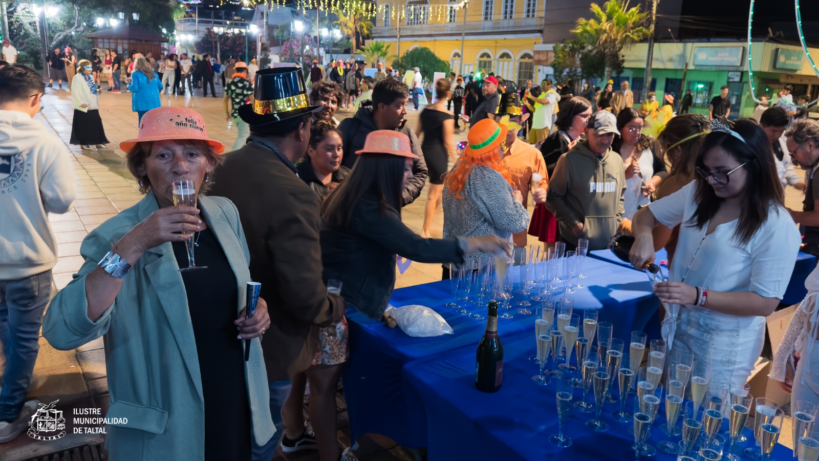 Banda musical animando la noche de Año Nuevo 2026 en la Plaza de Armas de Taltal con música en vivo