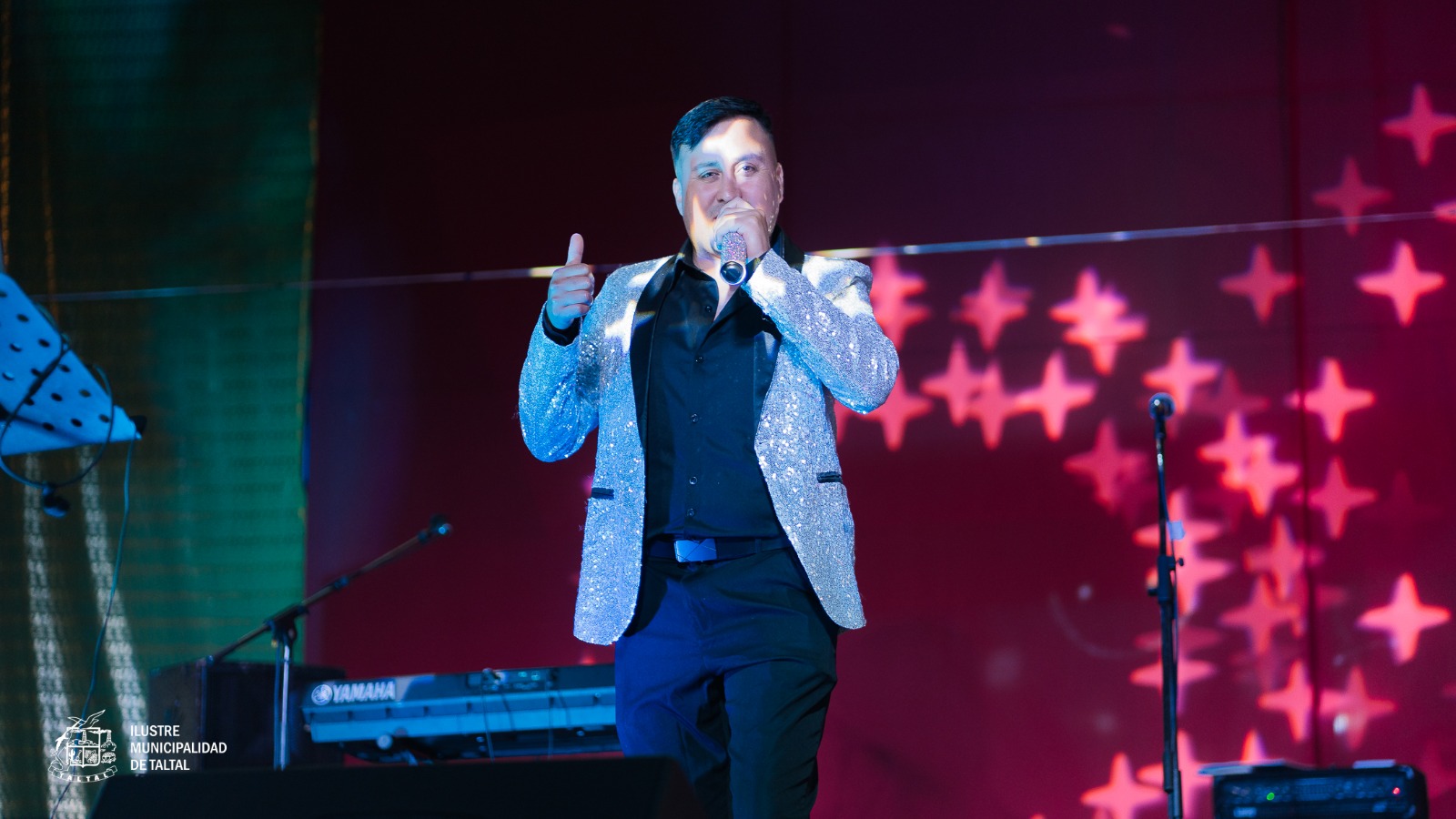 Artista masculino se presenta en el show musical de Año Nuevo 2026 en la Plaza de Armas de Taltal