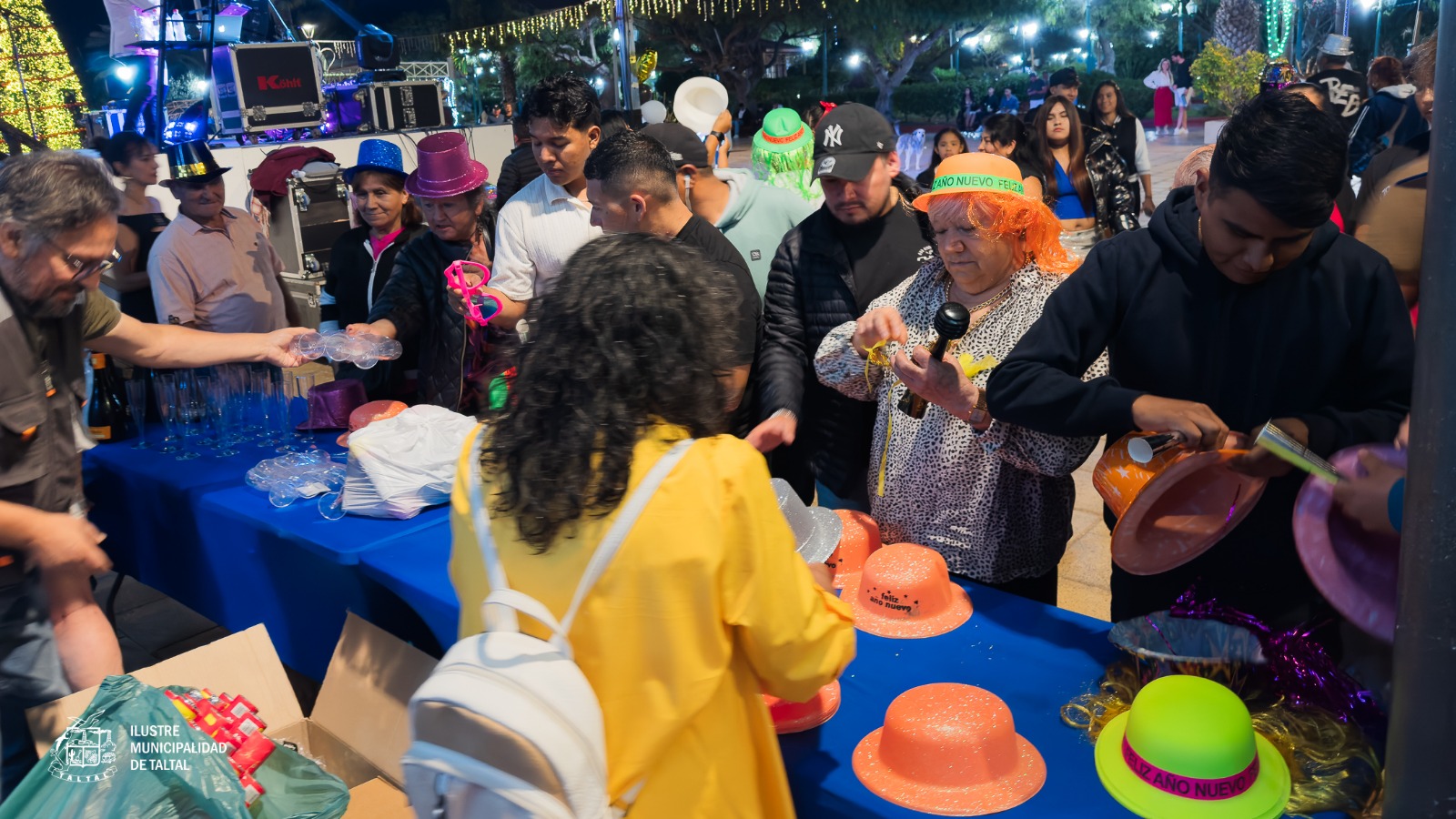 Vecinas y vecinos reciben cotillón municipal durante la celebración de Año Nuevo 2026 en la Plaza de Armas de Taltal