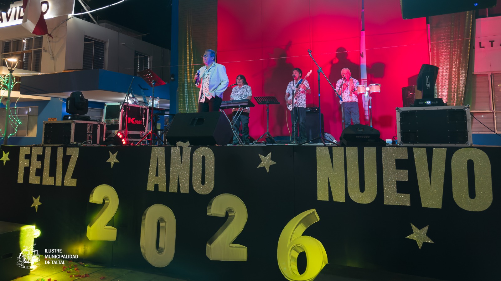 Grupo musical se presenta en el escenario principal durante la celebración de Año Nuevo 2026 en la Plaza Arturo Prat de Taltal