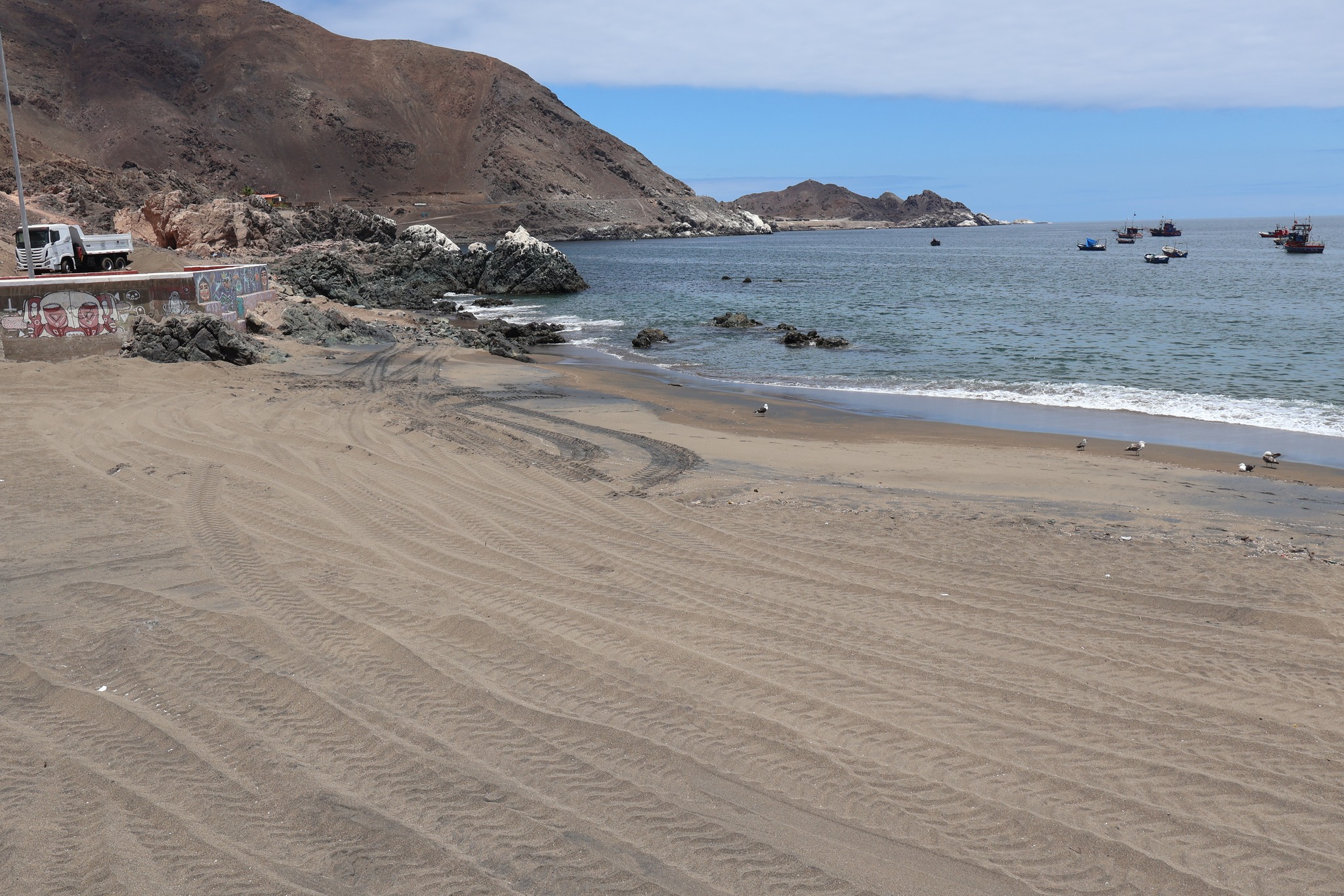 Borde costero de Playa Cabezal Sur en Taltal durante trabajos de preparación para el uso comunitario en verano.