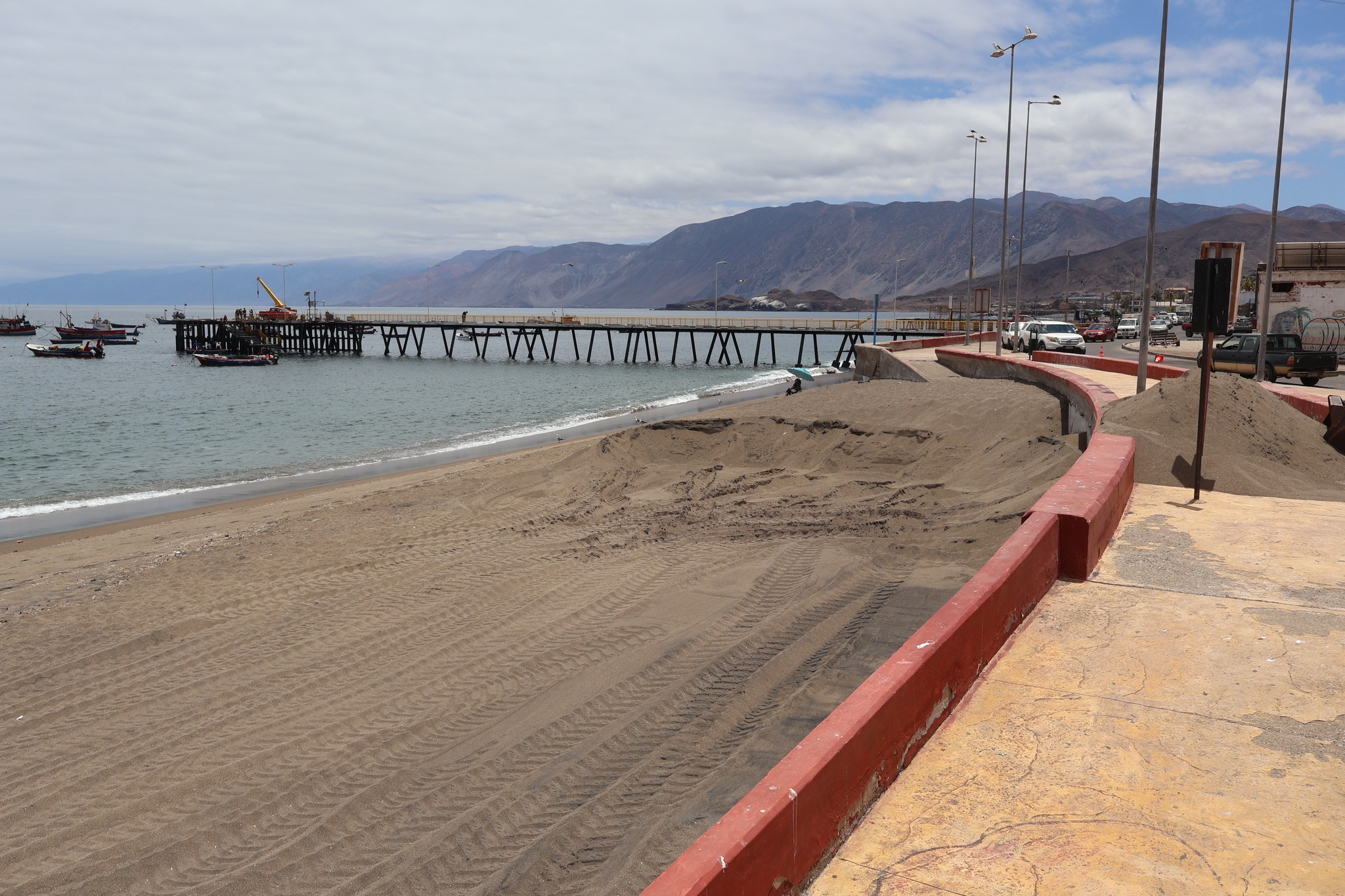 Vista general de Playa Cabezal Sur en Taltal tras labores de limpieza y ordenamiento del borde costero.