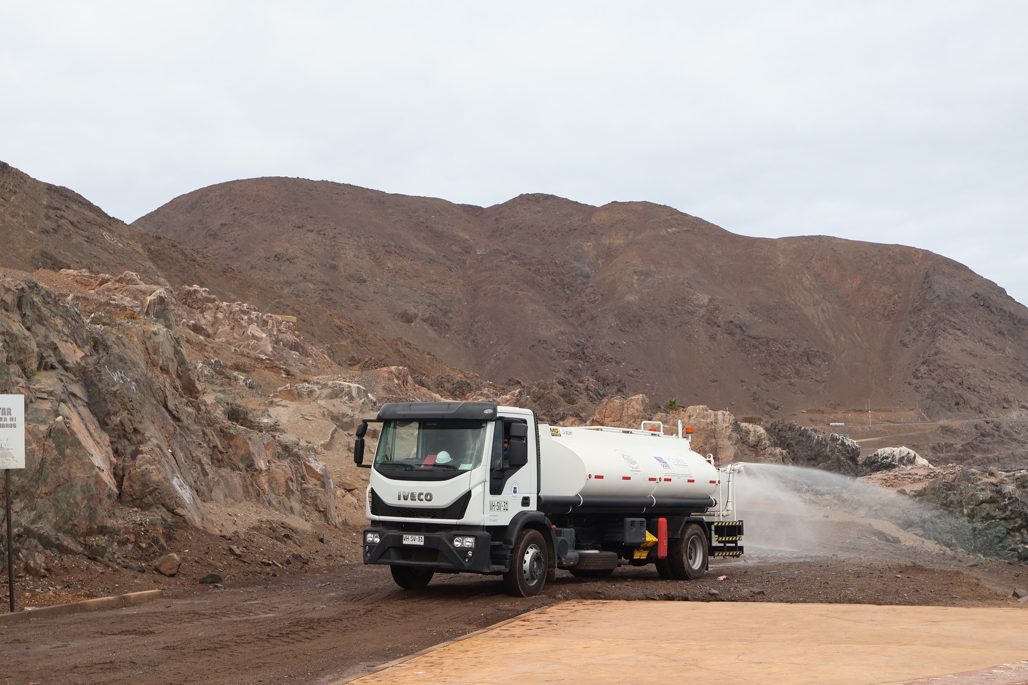 Camión aljibe apoyando trabajos de acondicionamiento en Playa Cabezal Sur, Taltal, previo a la temporada de verano.