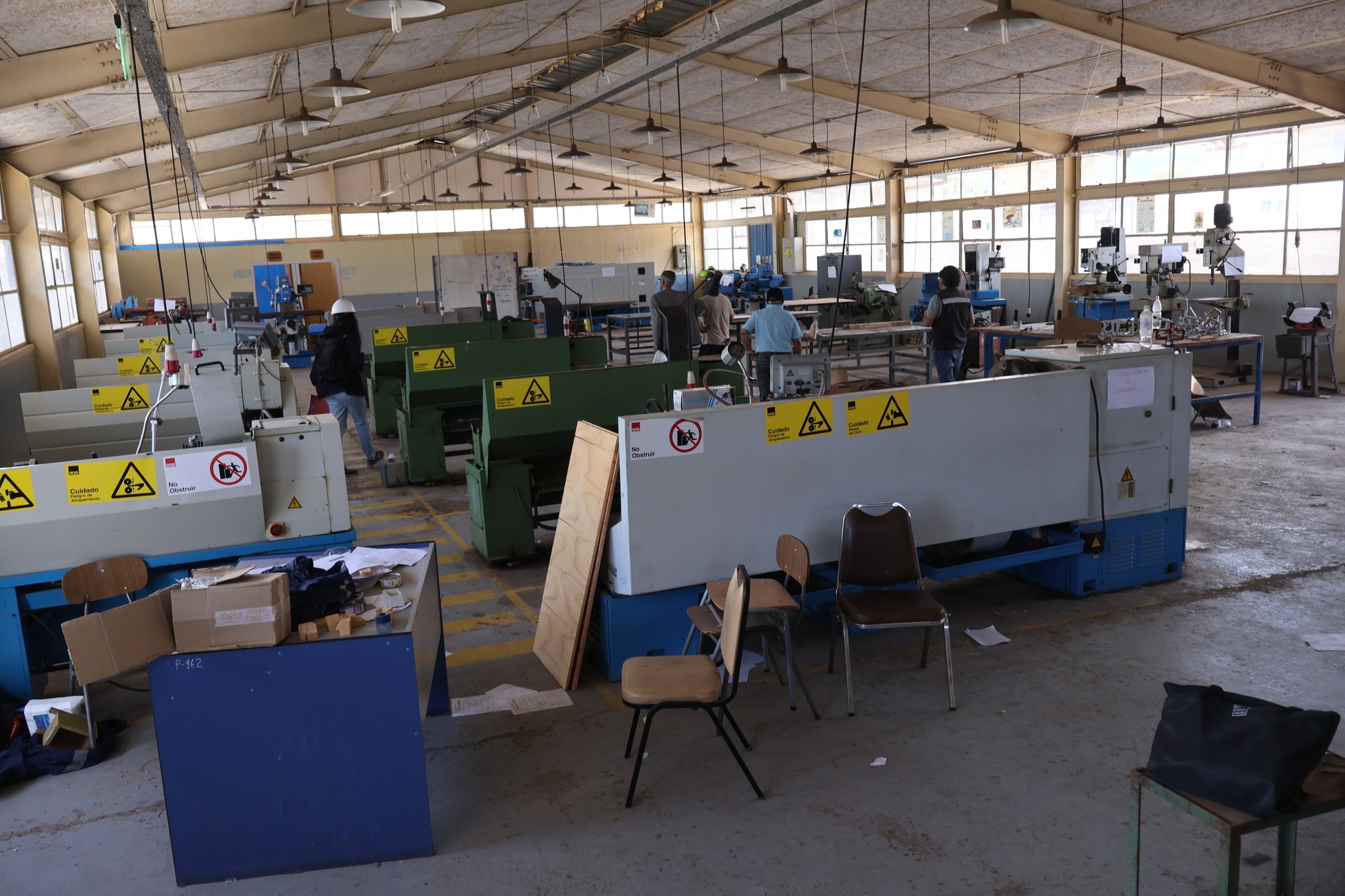 Interior de talleres y maquinaria del Liceo Politécnico C-20 de Taltal previo a la reposición del recinto.