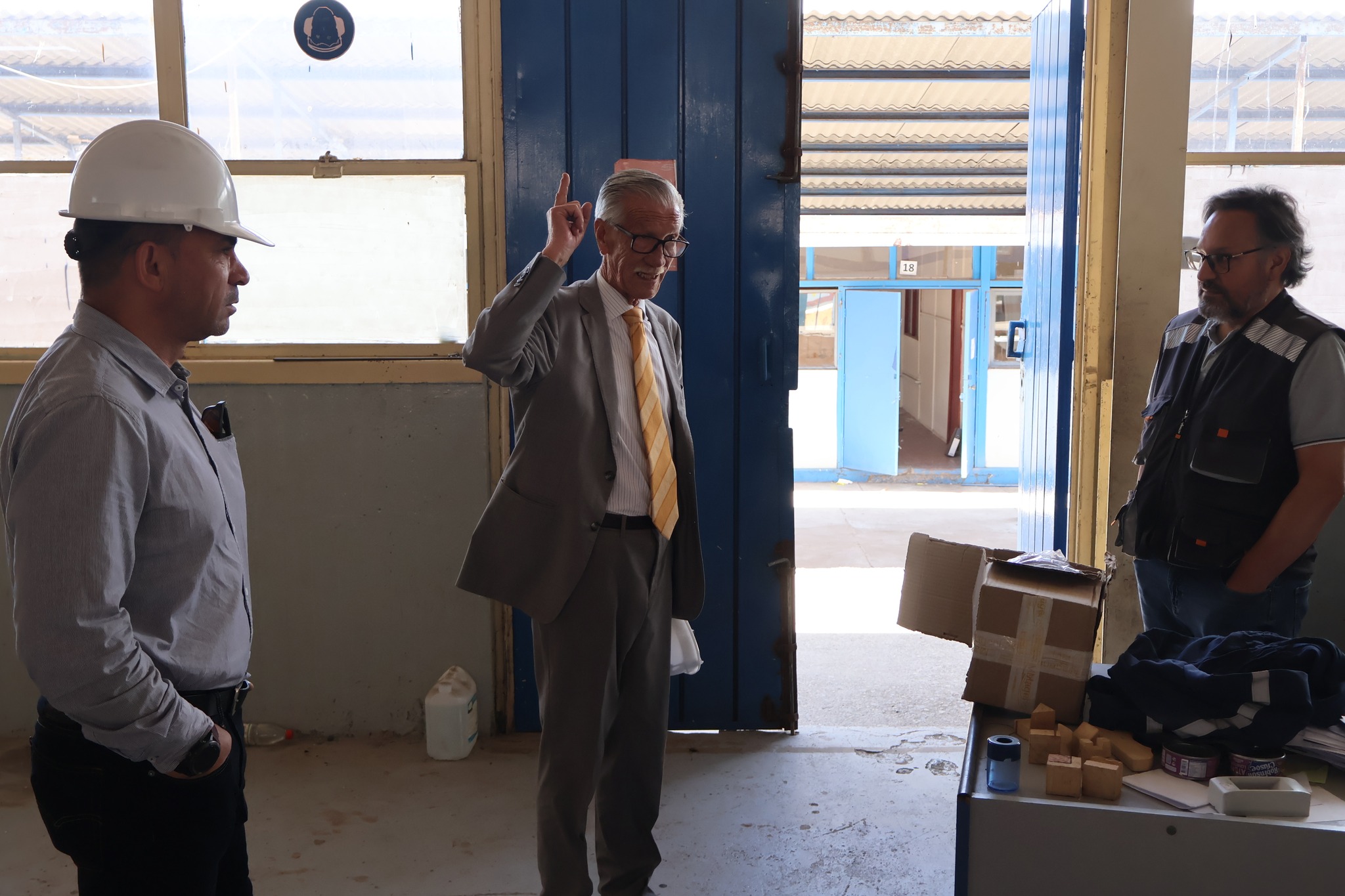 Revisión técnica en dependencias interiores del Liceo Politécnico C-20 de Taltal durante visita inspectiva.