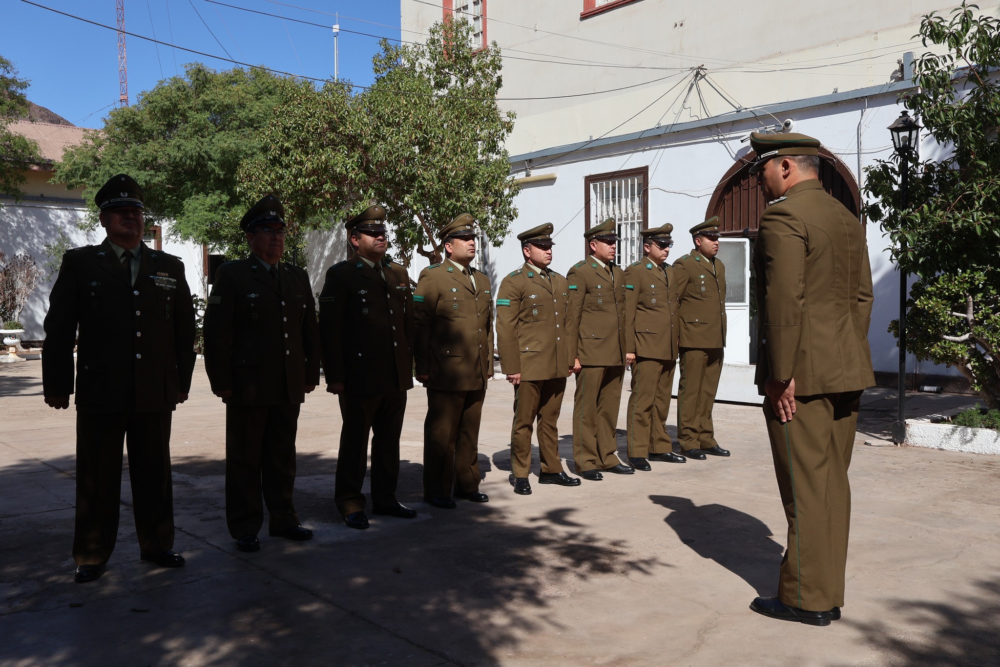 Formación de oficiales de Carabineros en ceremonia oficial de la Primera Comisaría de Taltal.