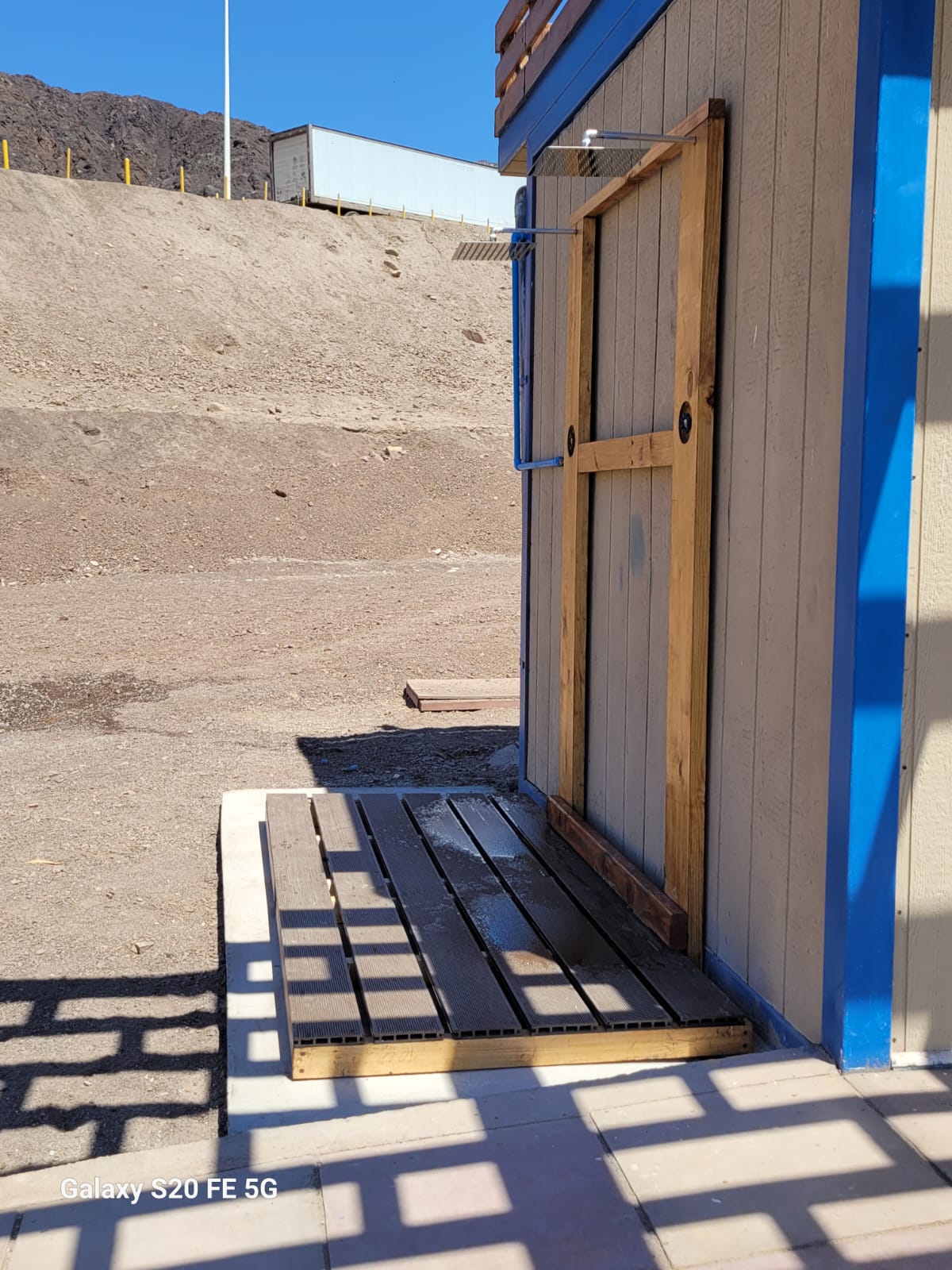 Nueva ducha de playa habilitada junto a servicios higiénicos municipales en Taltal