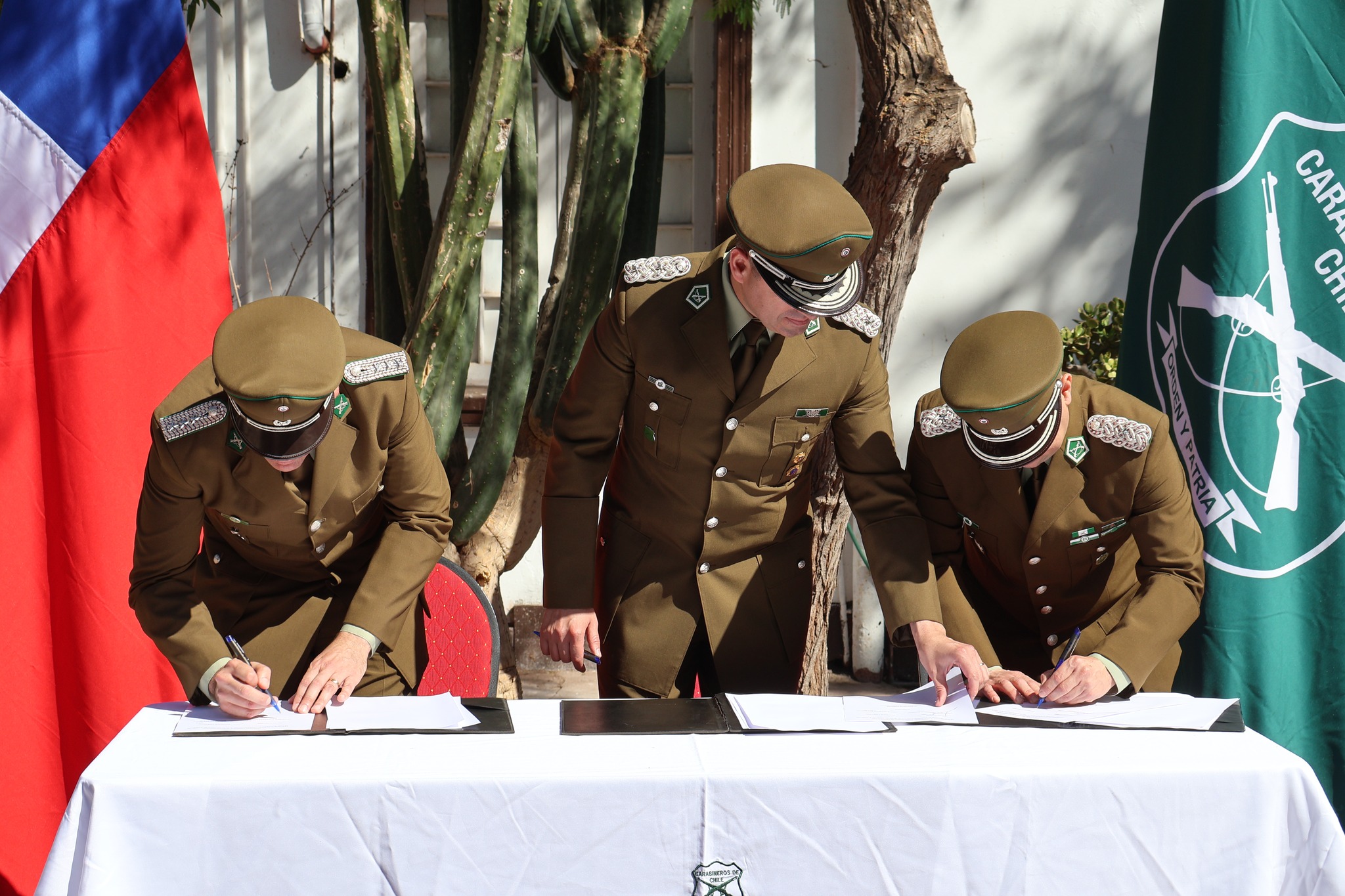 Firma del acta de entrega de la unidad policial.