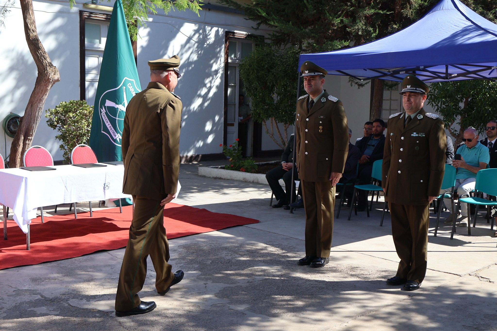 Honores reglamentarios en ceremonia institucional.