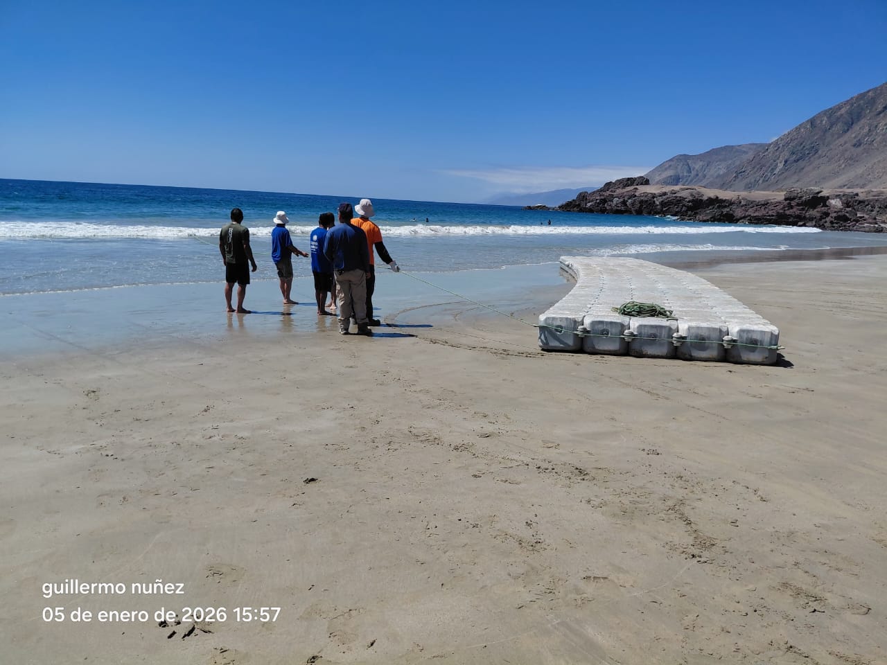 Instalación de balsa de seguridad en Playa Tierra del Moro por personal municipal y pescadores de Taltal.