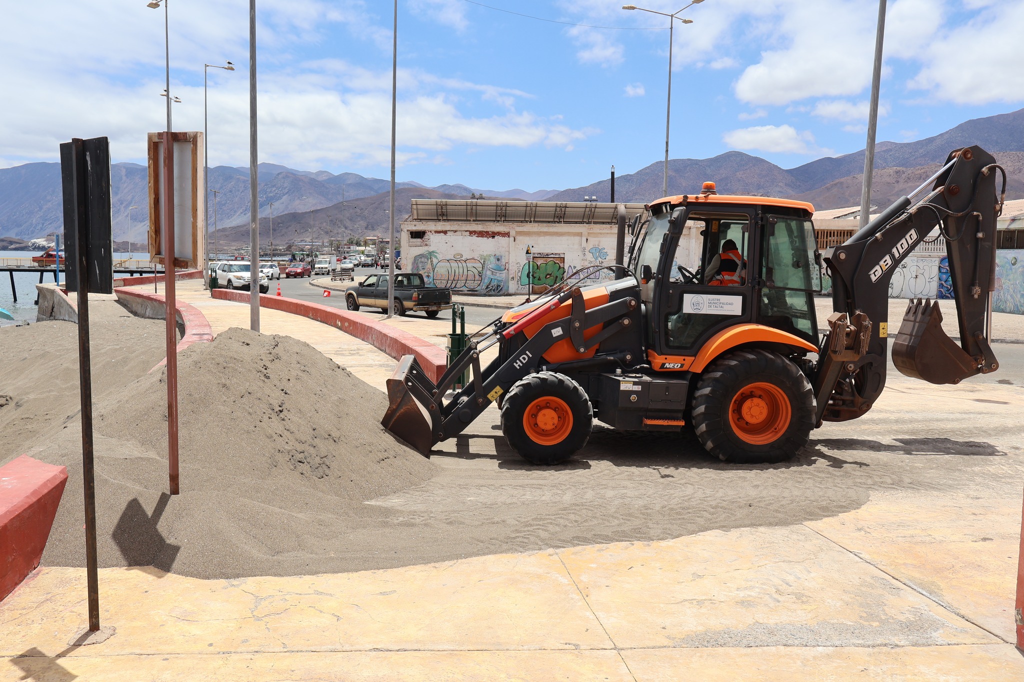 Retiro y redistribución de arena en el sector Playa Cabezal Sur como parte de los trabajos de mejoramiento del borde costero en Taltal.
