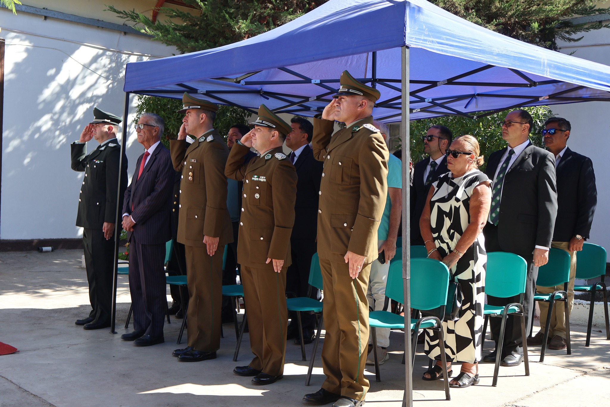 Oficiales de Carabineros rindiendo honores durante la ceremonia en Taltal.