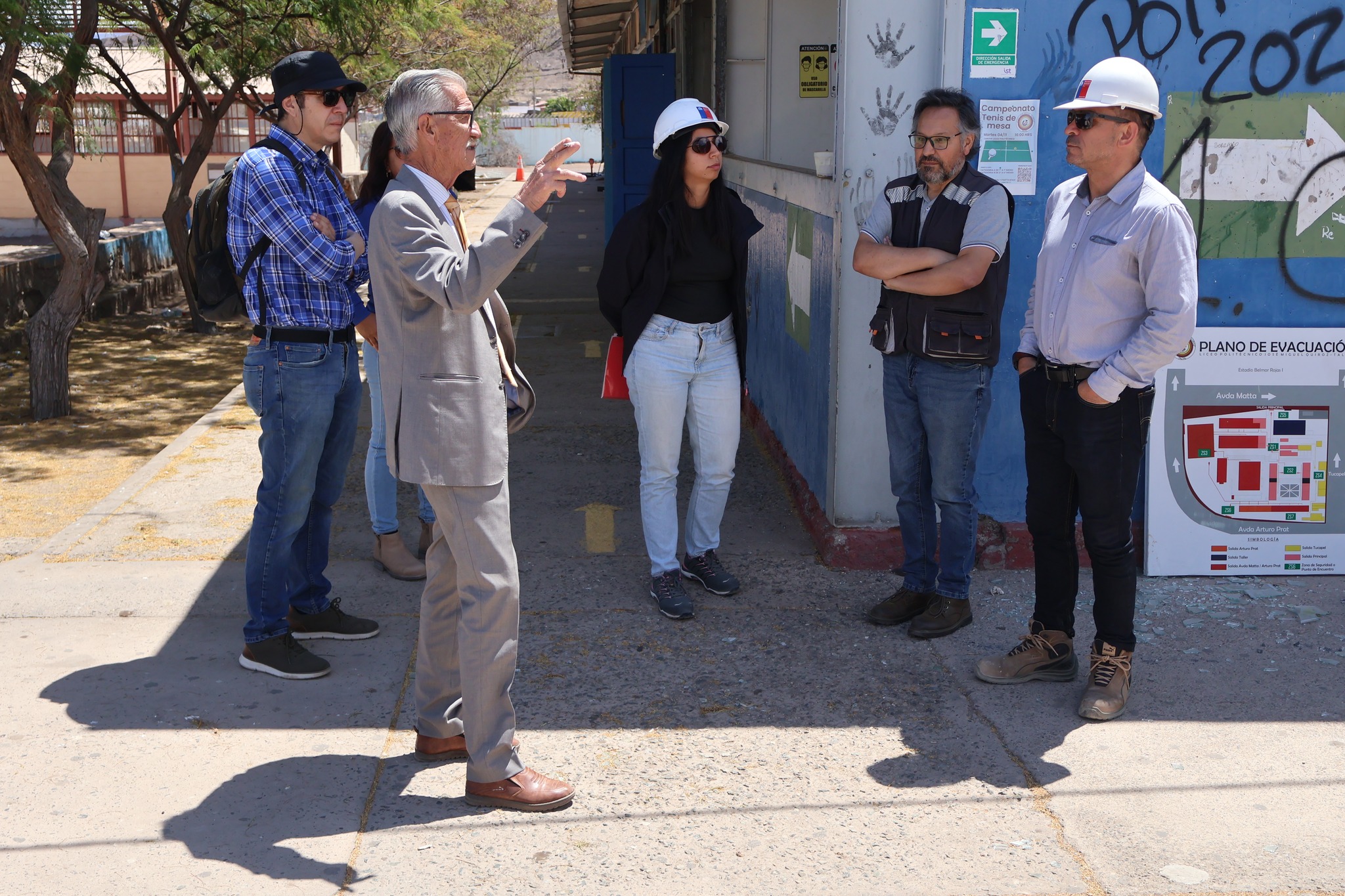 Recorrido por dependencias del Liceo Politécnico C-20 de Taltal en el marco del inicio del proyecto de reposición.
