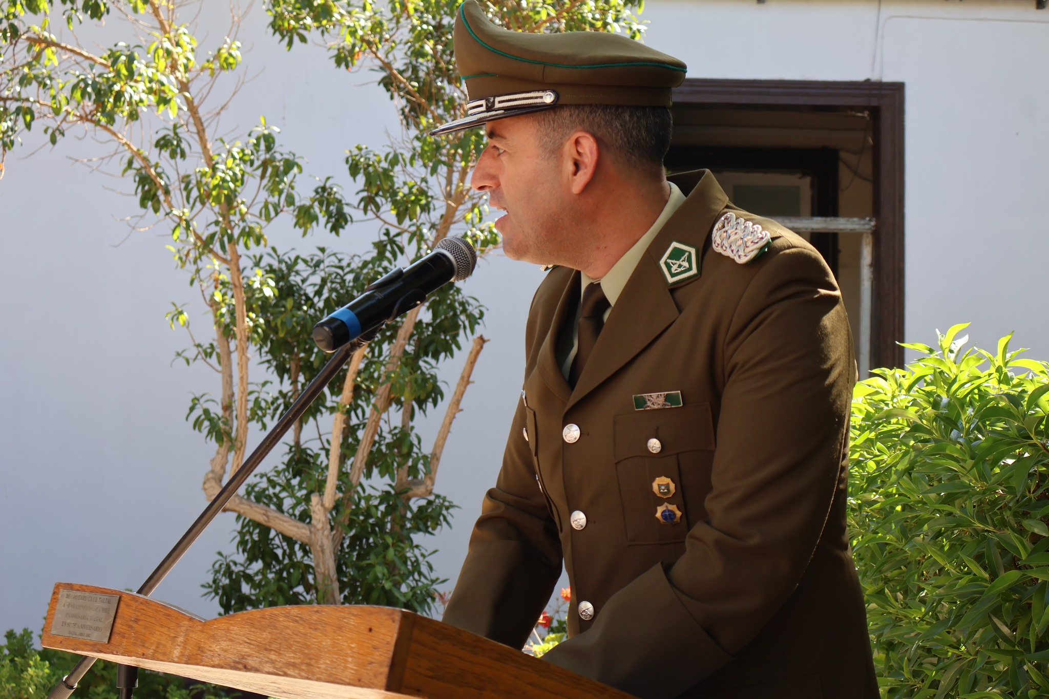 Oficial de Carabineros entregando discurso durante ceremonia institucional en Taltal.