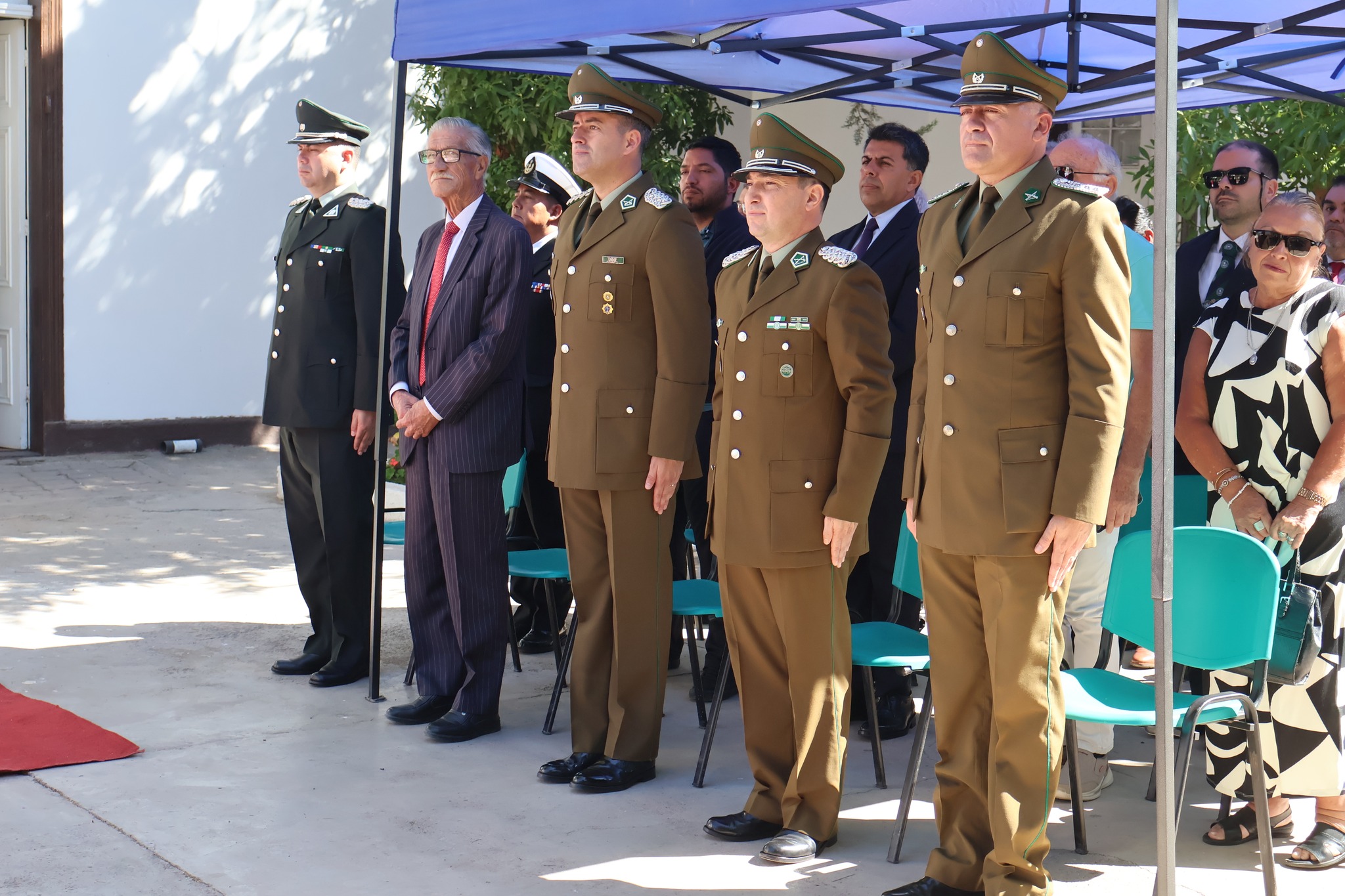 Autoridades civiles y militares asistentes a la ceremonia de Carabineros en Taltal.