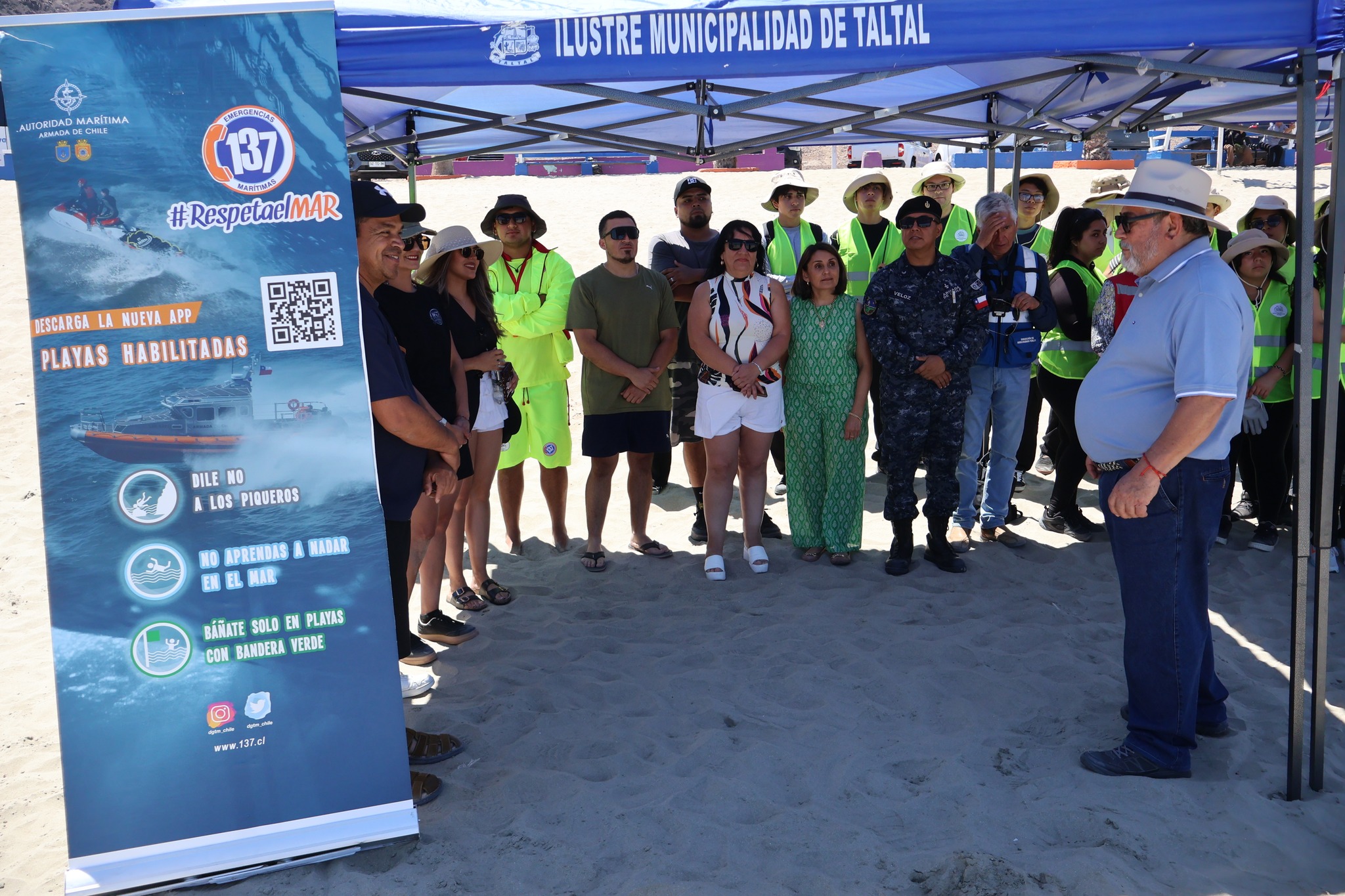 Personal de seguridad municipal y salvavidas bajo toldos institucionales en Playa Tierra del Moro.