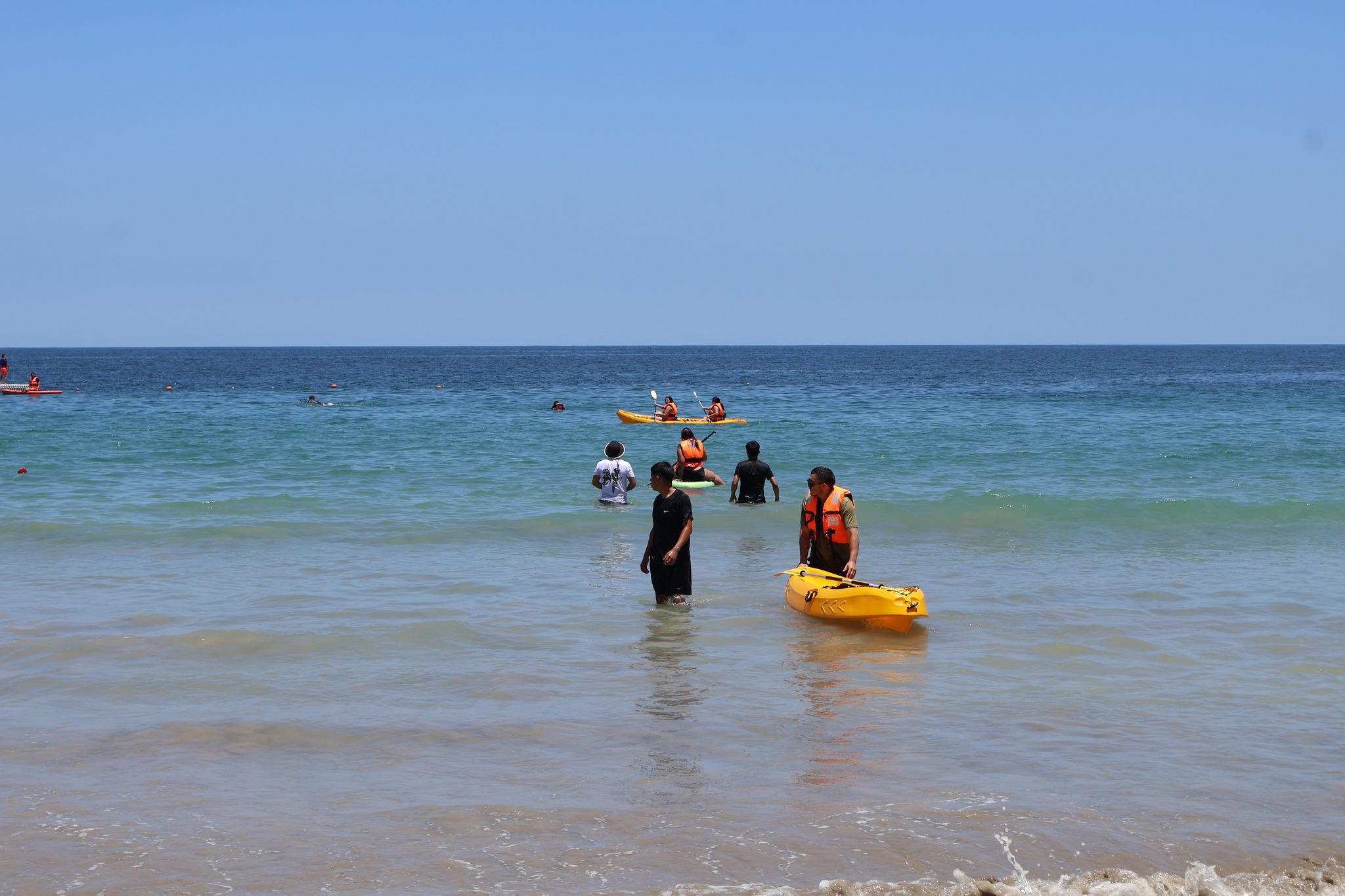 Bañistas realizando paseos en kayak en las aguas tranquilas de Taltal durante la jornada inaugural.