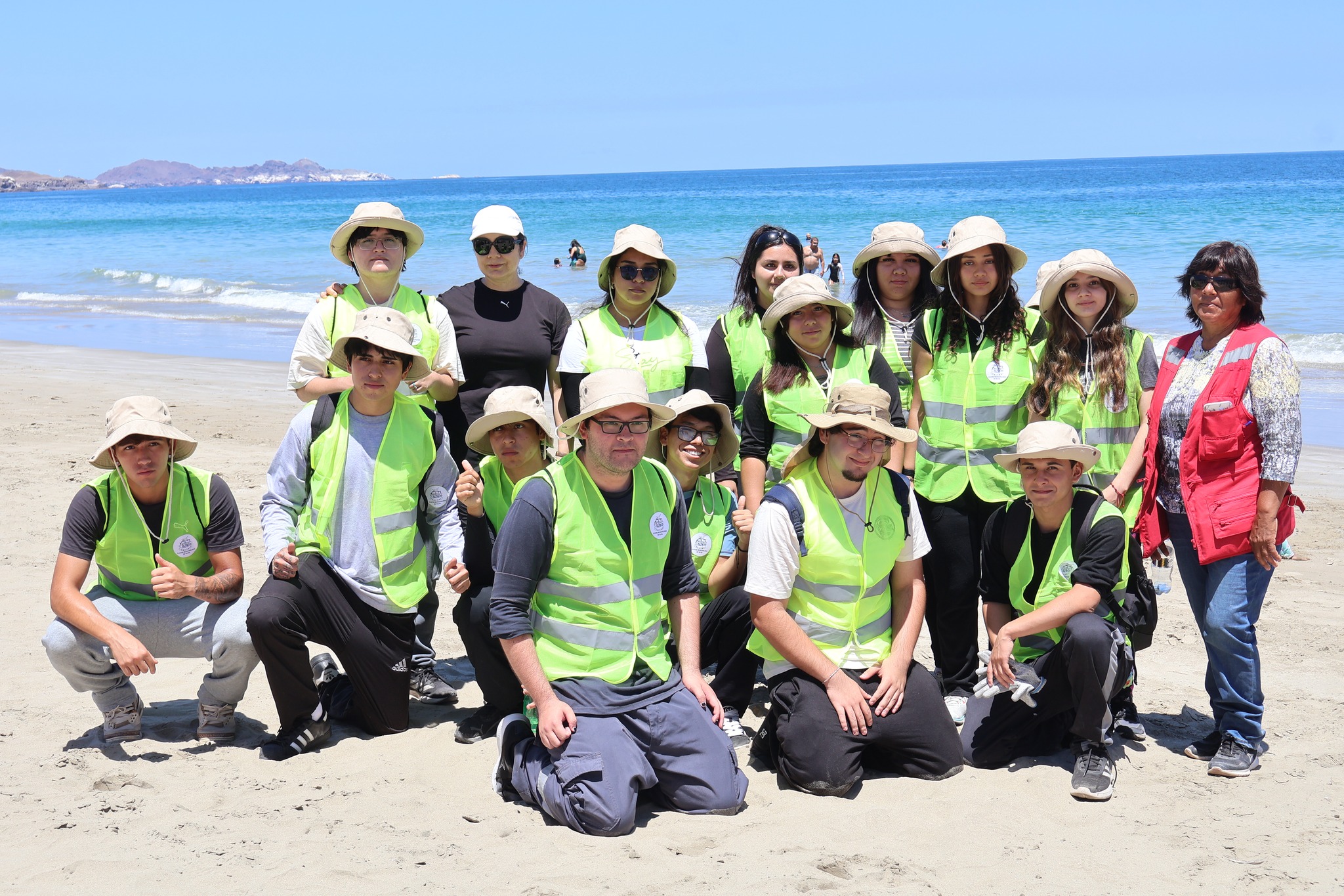 Grupo de jóvenes del Team Verano Taltal encargados de limpieza de playas y educación ambiental.