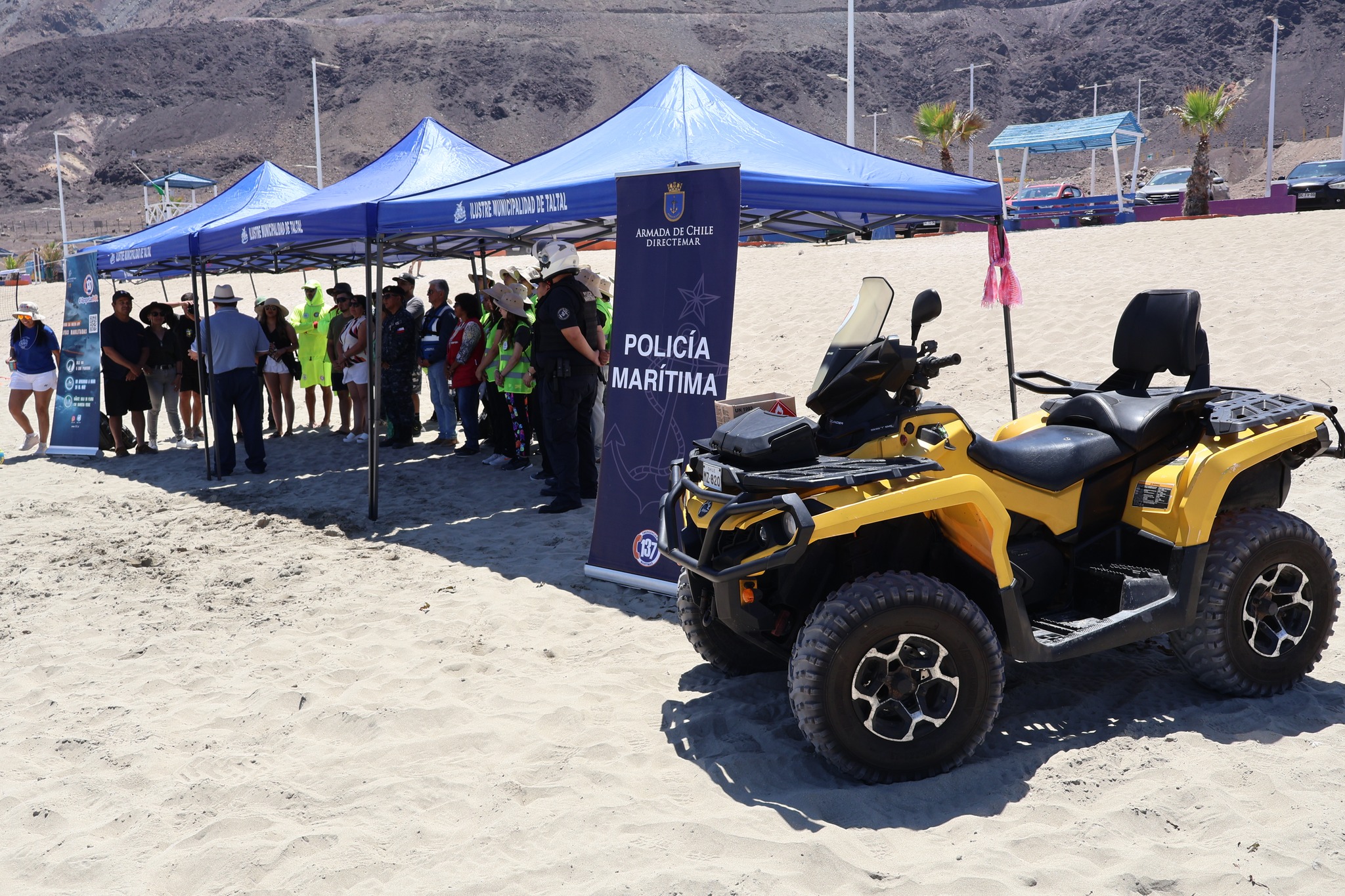 Cuatrimoto de la Policía Marítima junto a stands municipales durante el lanzamiento del Verano Seguro 2026.