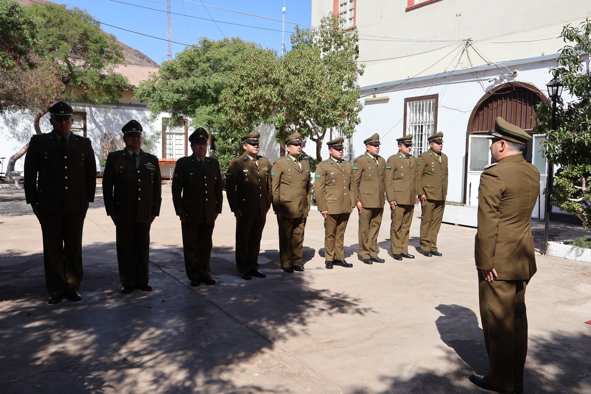 Formación de Carabineros durante la ceremonia de entrega de la Primera Comisaría de Taltal.
