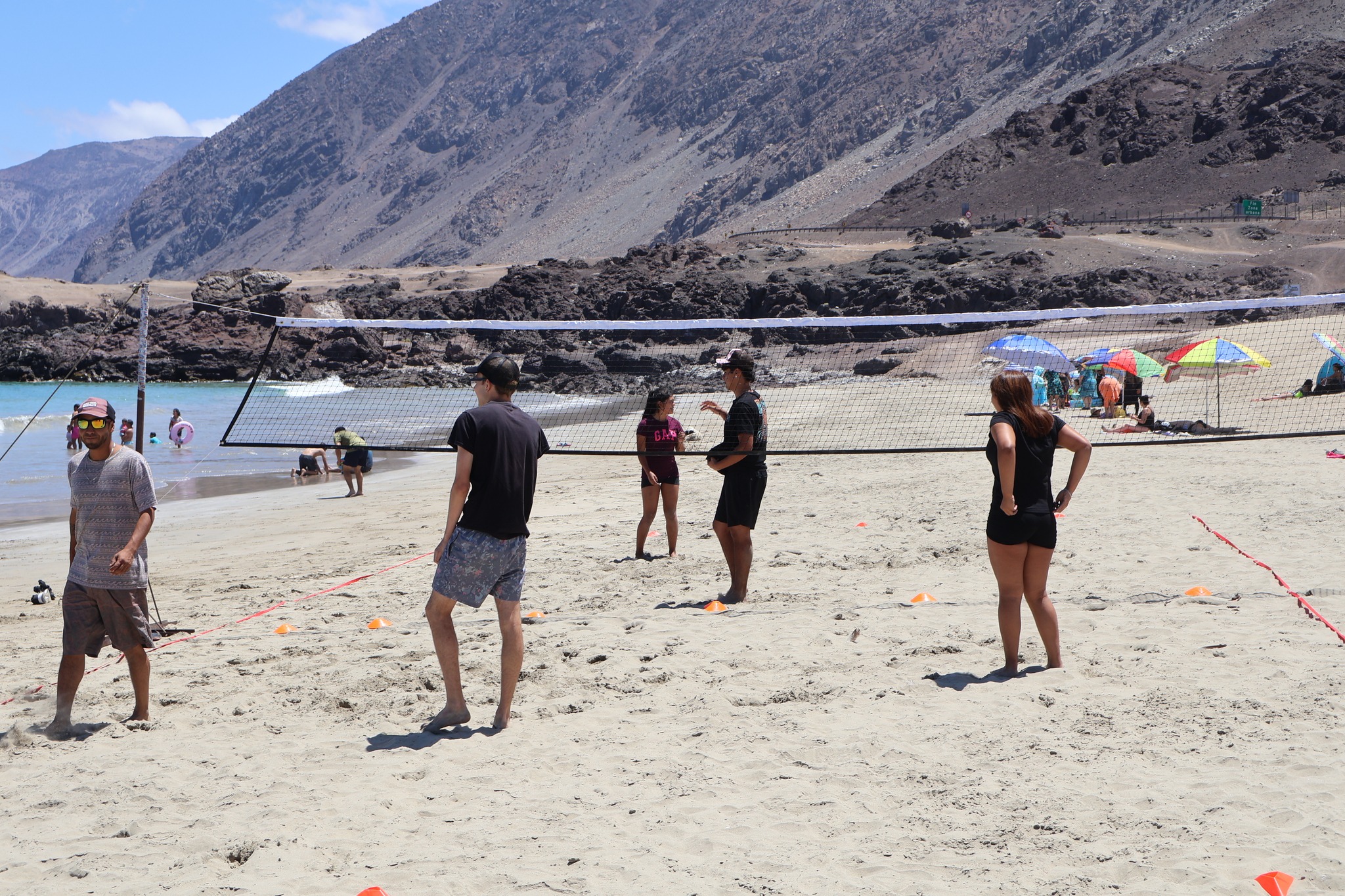 Jóvenes participando en actividades de vóleibol playa durante el inicio de la temporada estival 2026.
