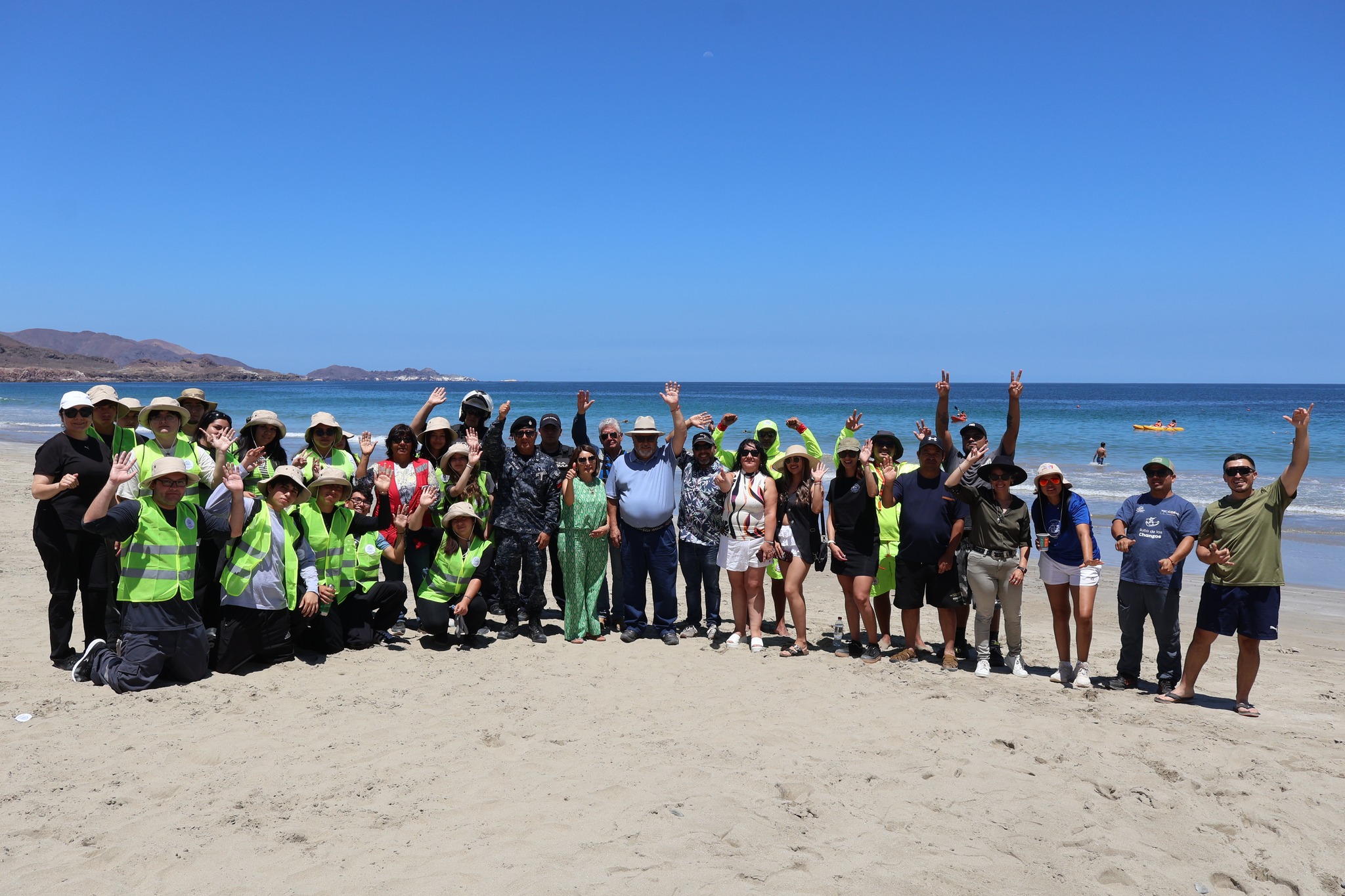 Gran equipo del Team Verano Taltal, salvavidas y autoridades municipales posando en Playa Tierra del Moro.