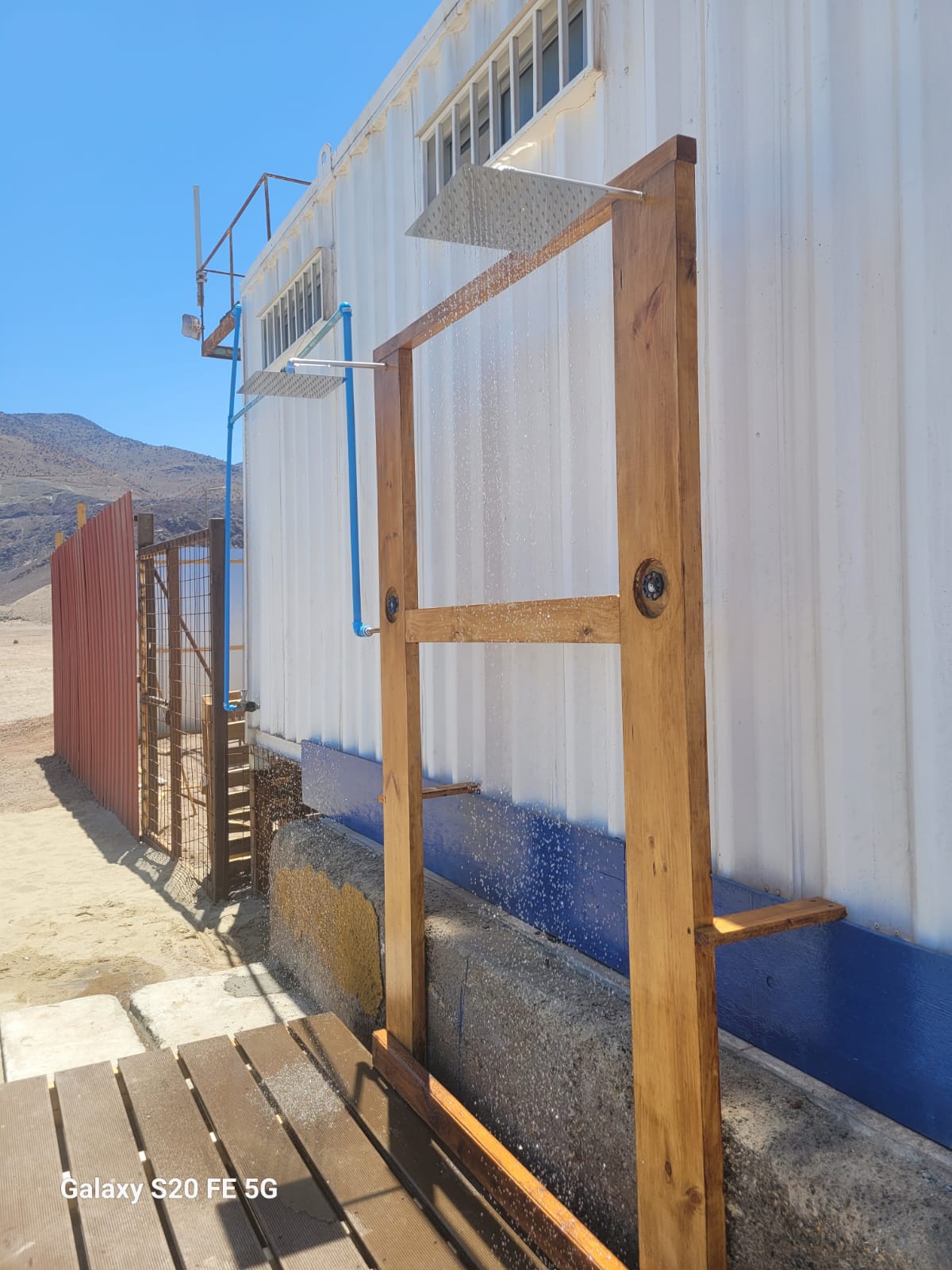 Duchas de playa instaladas por el municipio en el sector Poza Las Peñas de Taltal