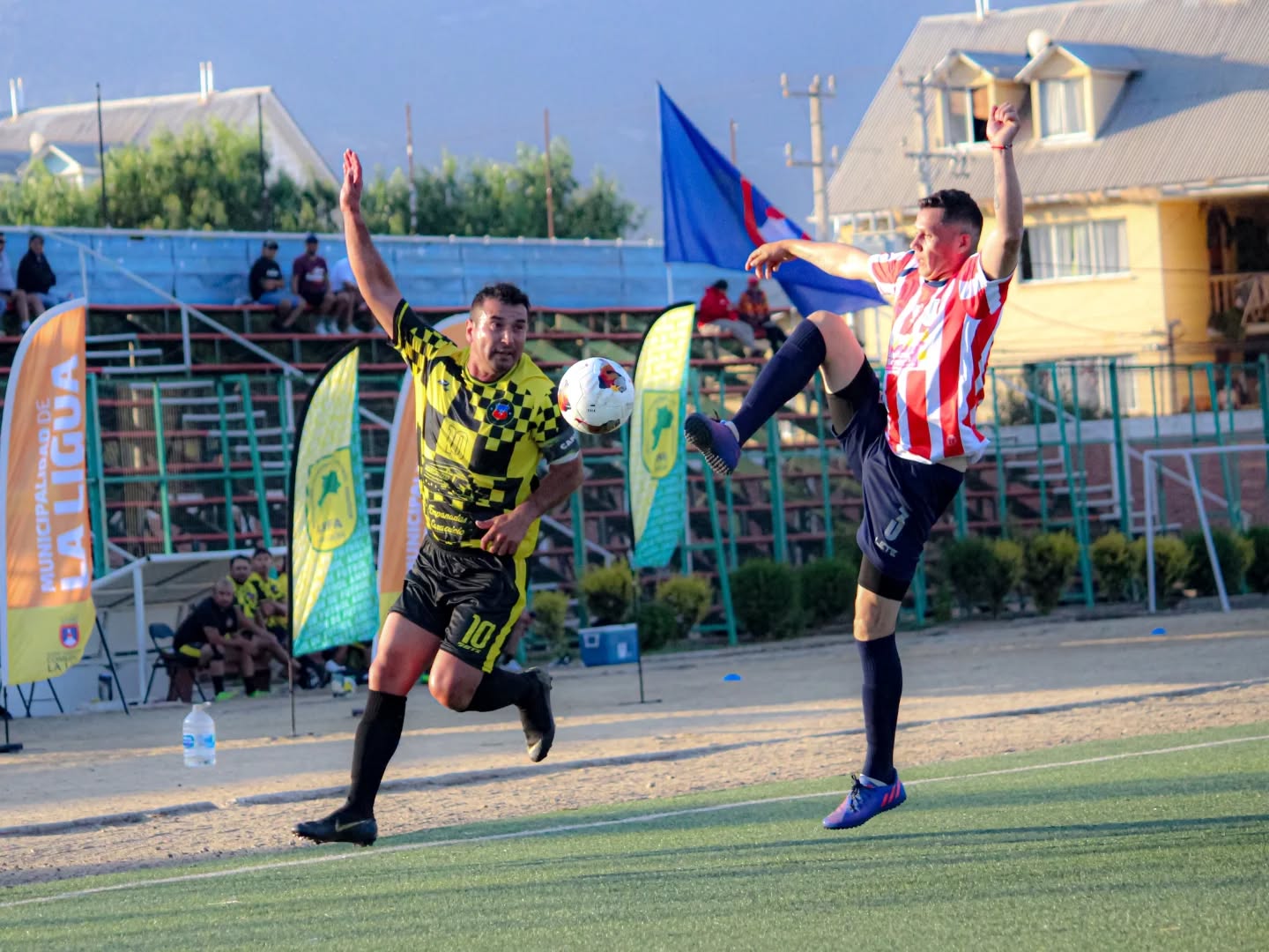 Disputa de balon en el partido de Escudo de Chile de Taltal por el Senior +35 Zonal Norte.