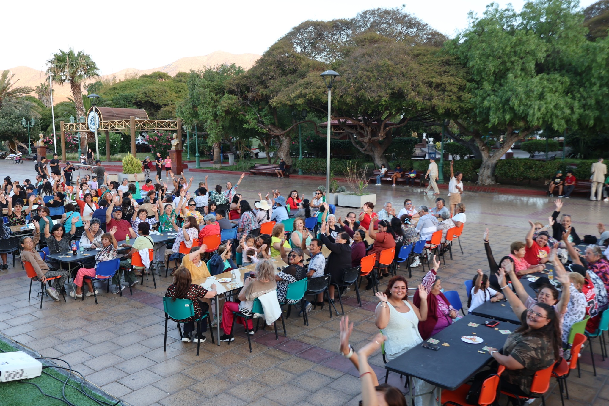 Vista panorámica de la Plaza de Armas repleta de familias participando en el Gran Bingo Veraniego organizado por la Municipalidad de Taltal.
