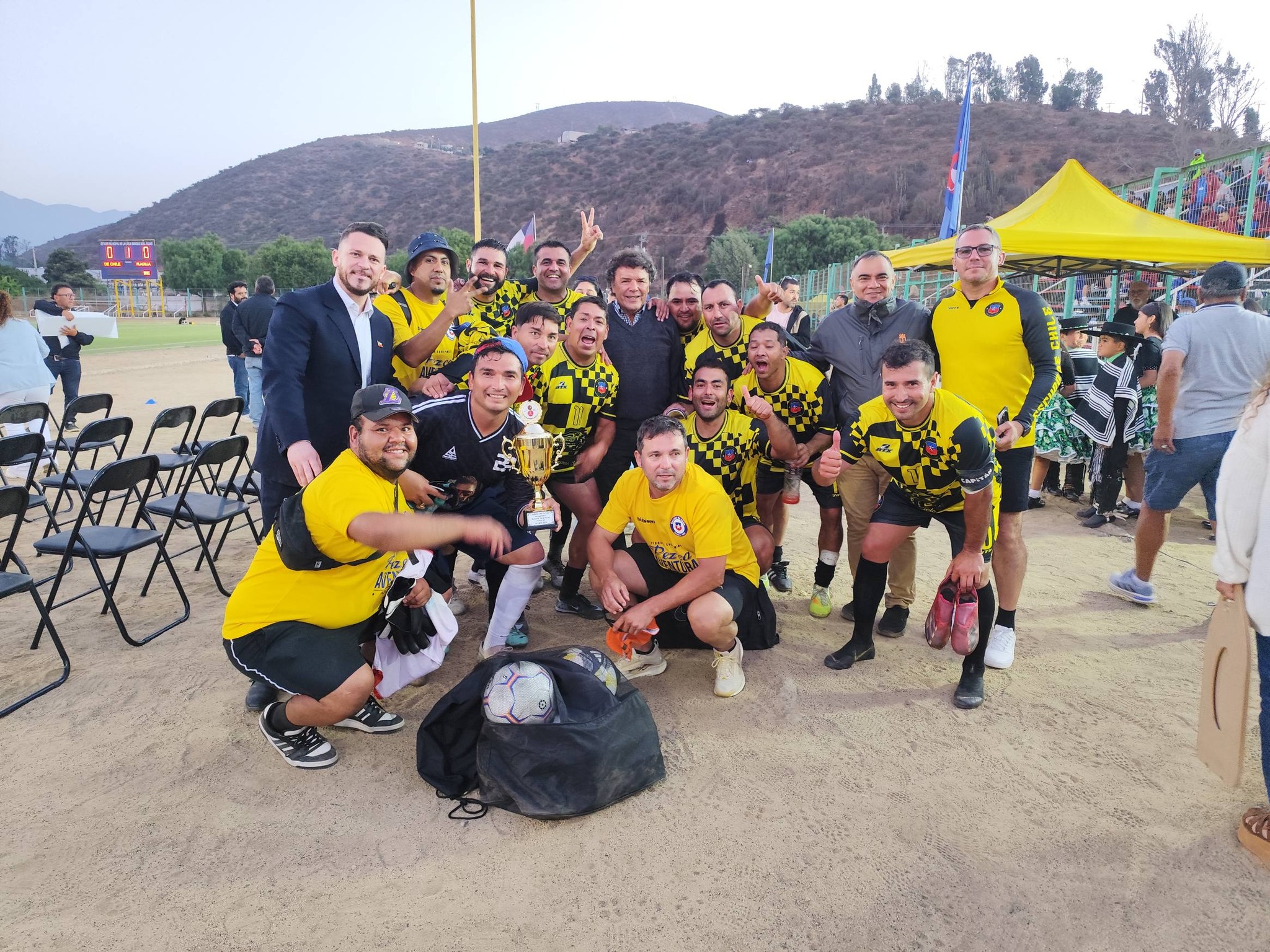 Delegacion de Escudo de Chile de Taltal celebra con trofeo tras partido en La Ligua.