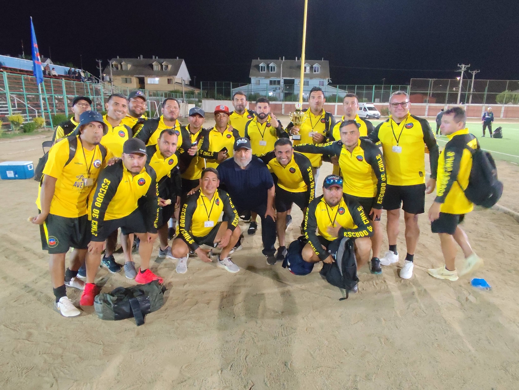 Escudo de Chile de Taltal reunido en cancha durante jornada nocturna del torneo Senior +35.