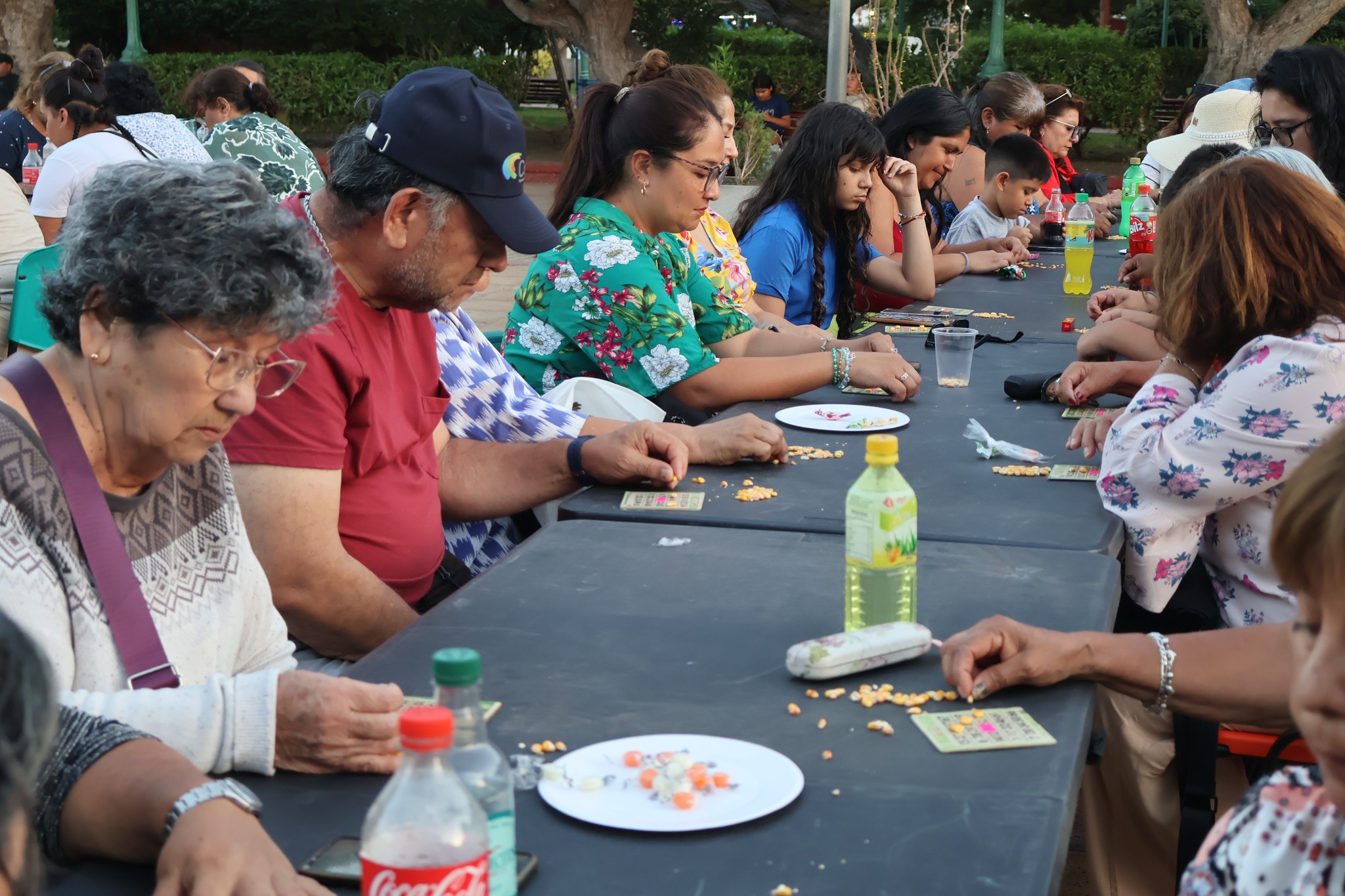 Vecinos y vecinas de Taltal concentrados marcando sus cartones de bingo en la Plaza Prat.