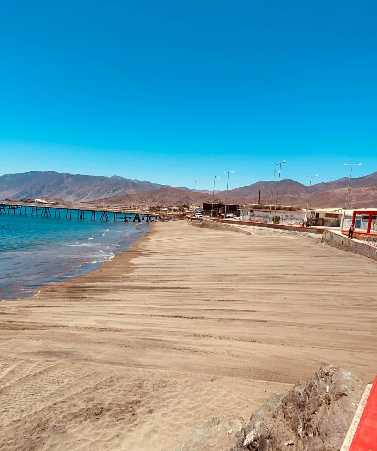 Vista panorámica de la Playa Cabezal Sur en Taltal, con la arena nivelada y limpia tras los trabajos de mejoramiento municipal para la temporada estival.