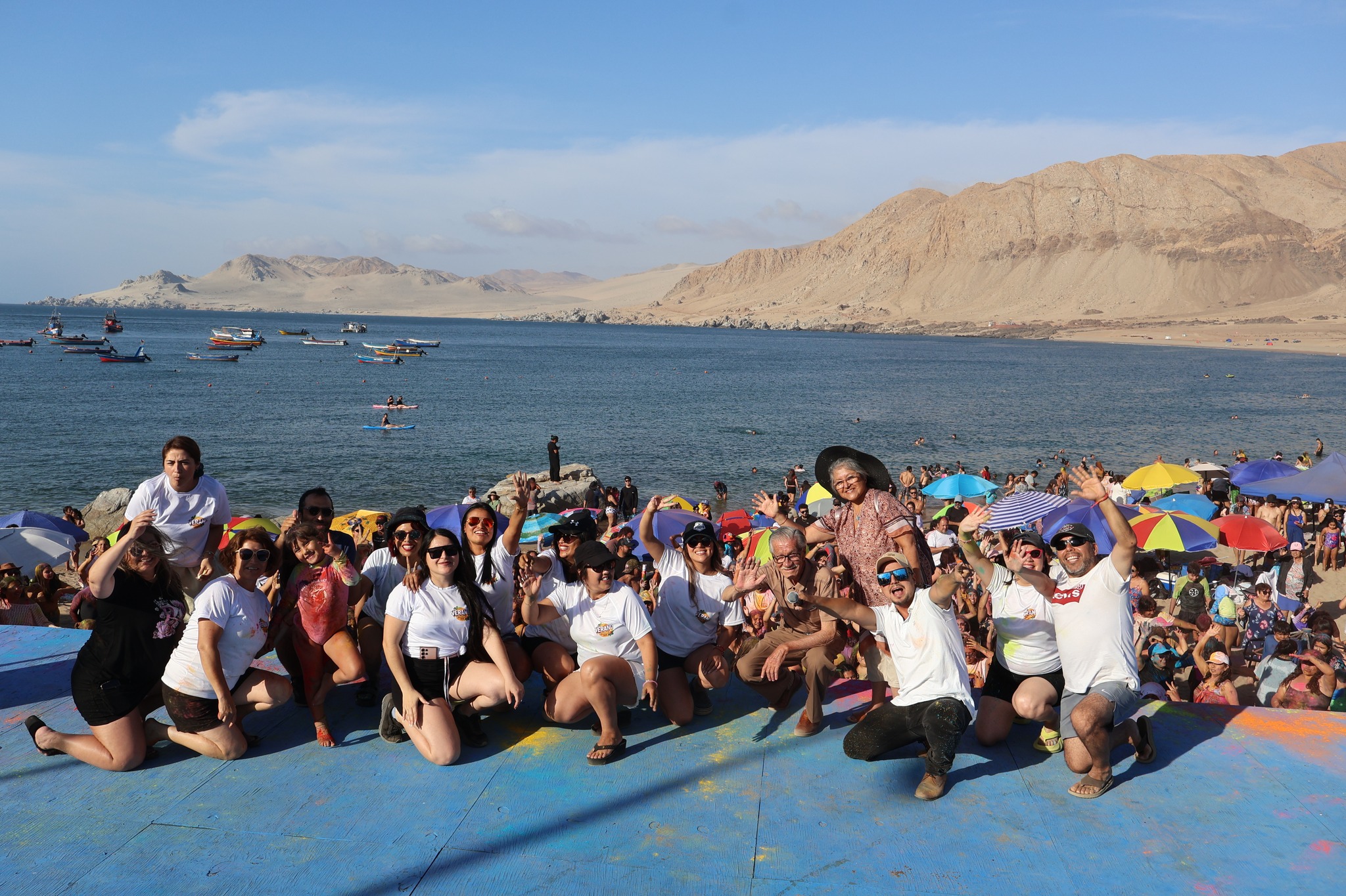 El alcalde Mario Acuña junto al equipo organizador y vecinos en la Fiesta de Colores de Cifuncho.