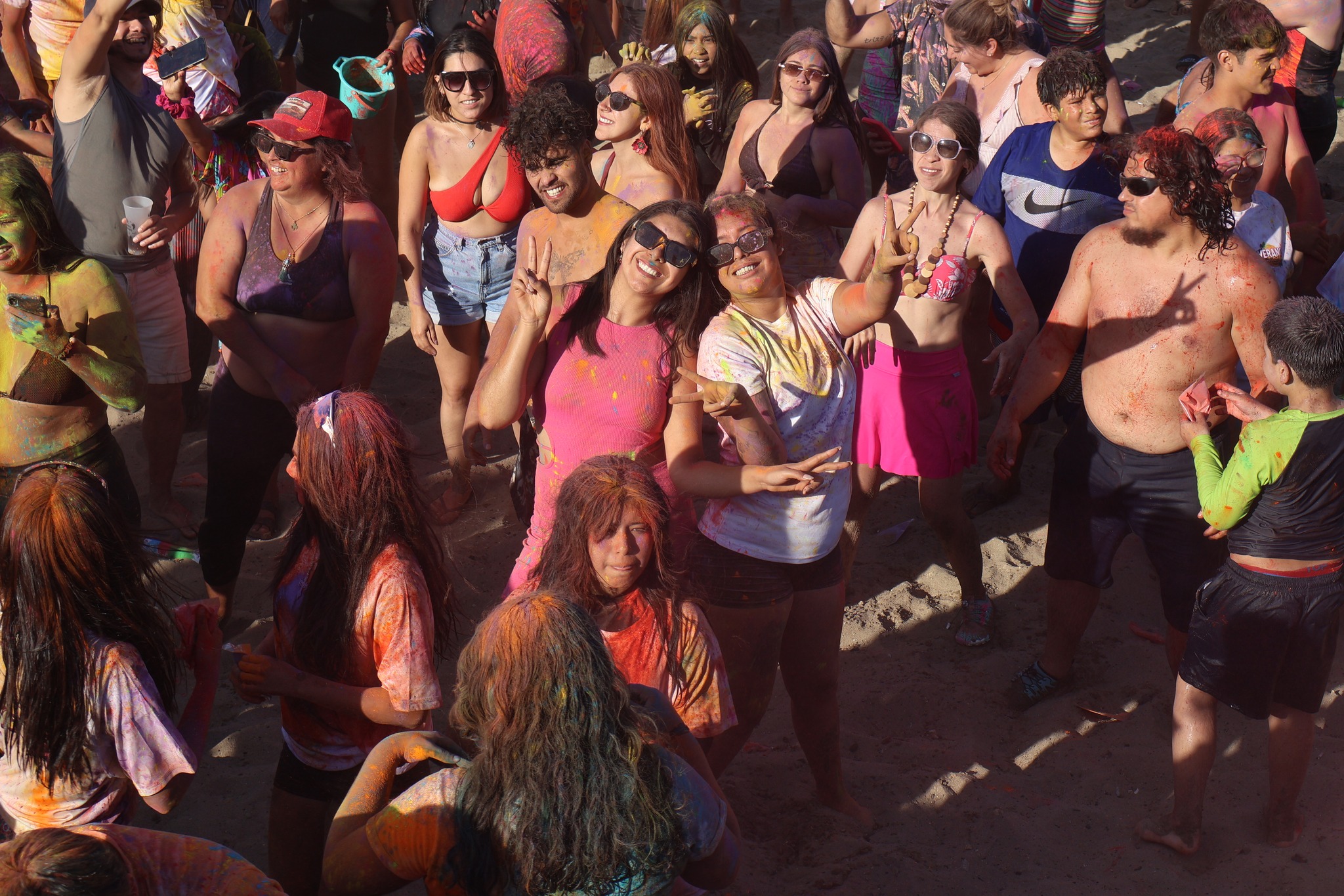 Grupo de jóvenes posando con pintura de colores en el rostro durante la jornada recreativa.