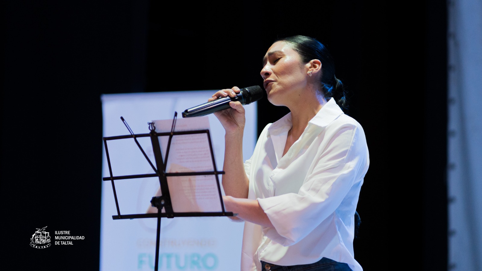 Katherine Flores Osorio realizando una presentación artística durante la solemne ceremonia de certificación técnica.
