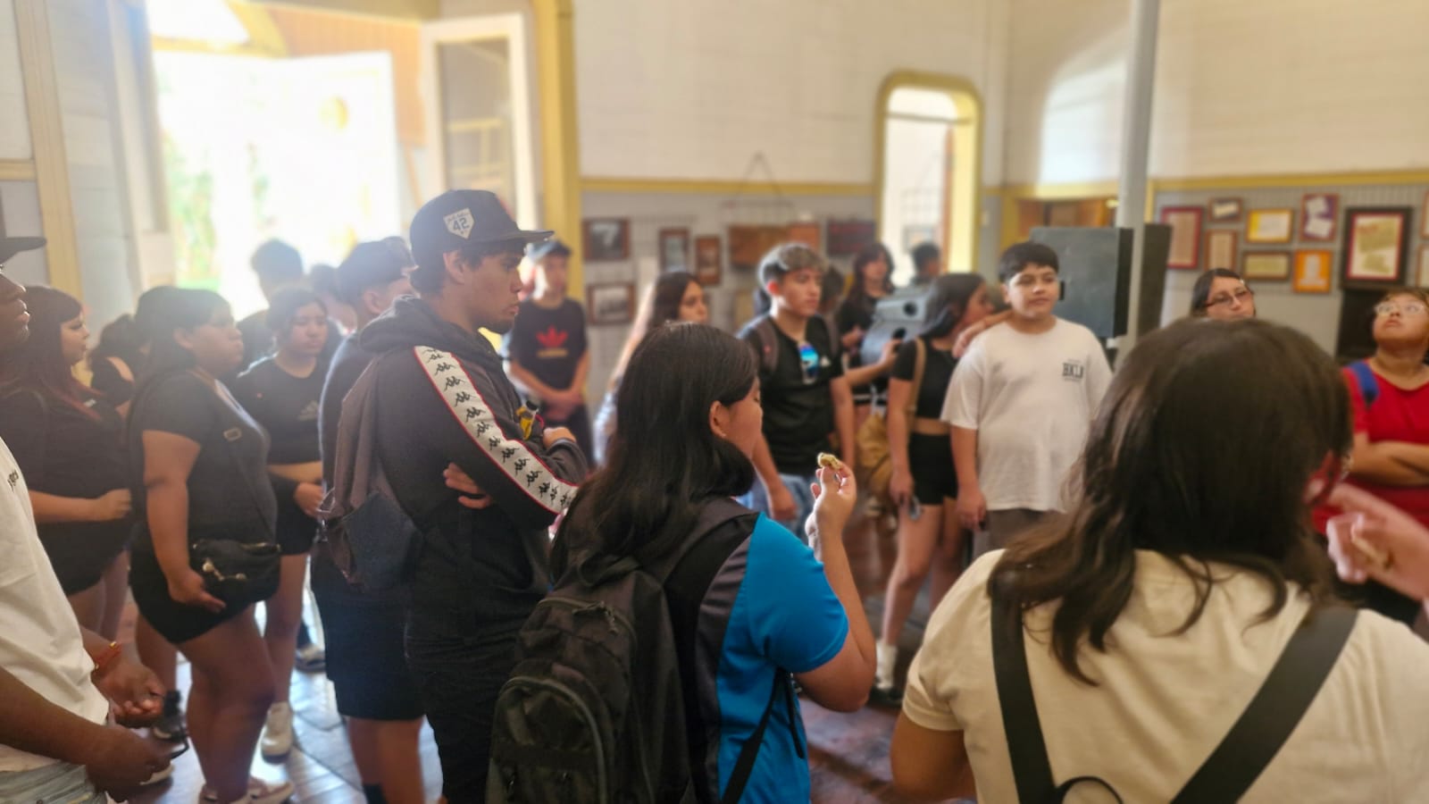 Grupo de jóvenes estudiantes visitando el Teatro Alhambra de Taltal.