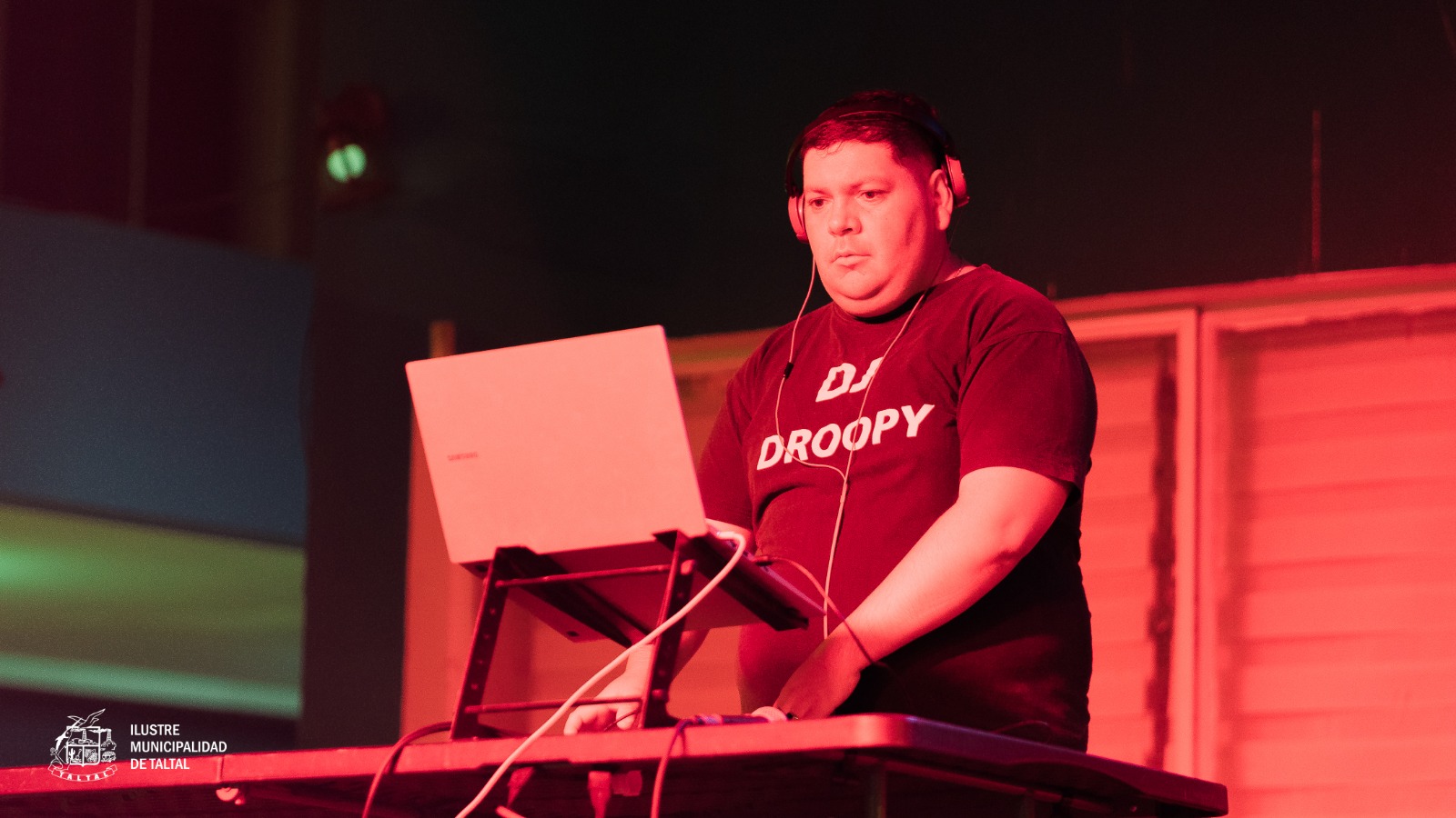 DJ Droopy amenizando con música en vivo la jornada de Karaoke en la Plaza de Taltal.