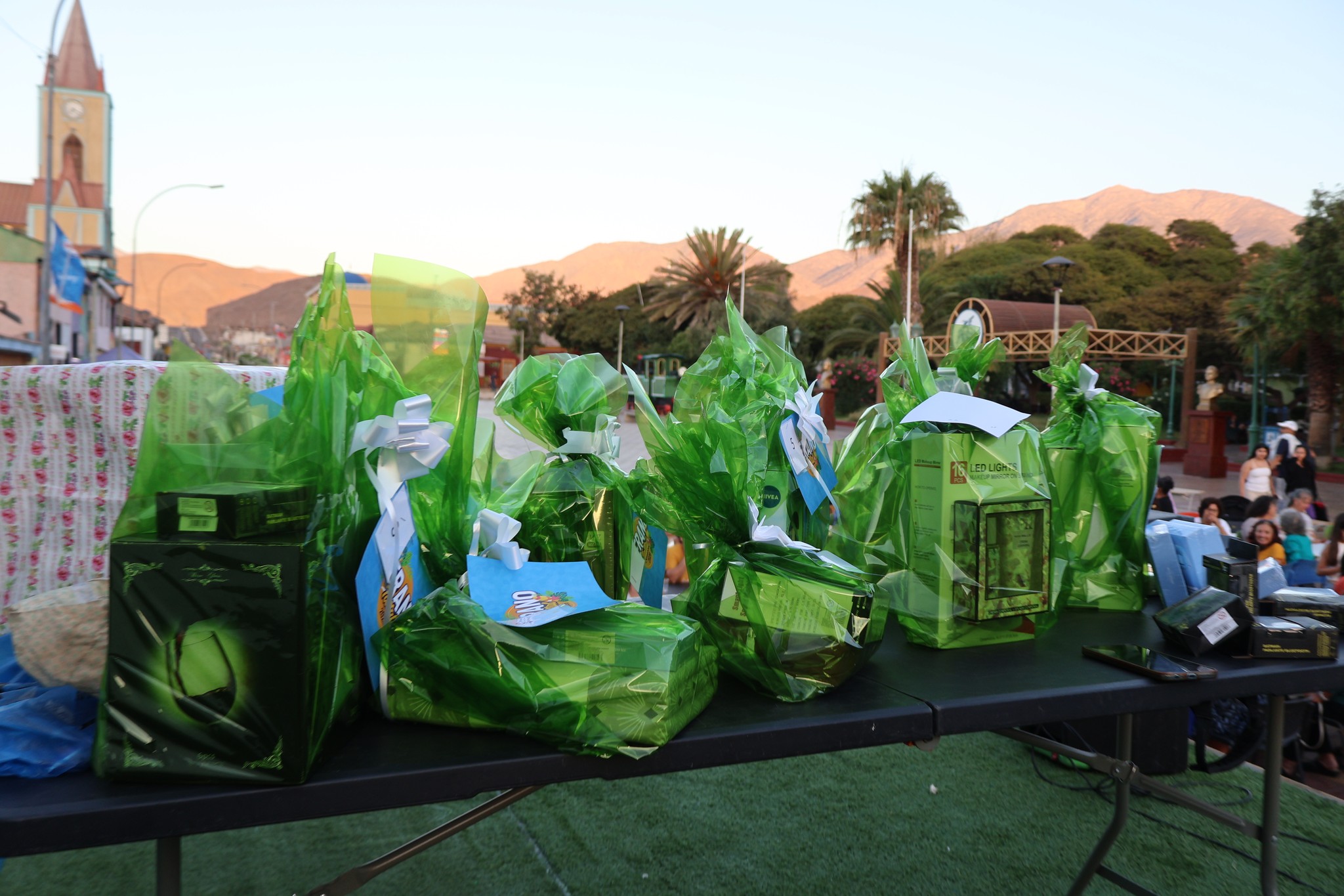 Entrega de obsequios donados por auspiciadores locales como Farma Pluss y Mahalumed.