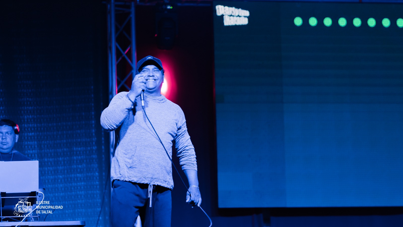 Vecino de la comuna disfrutando de su presentación en el escenario del programa Verano Taltal.