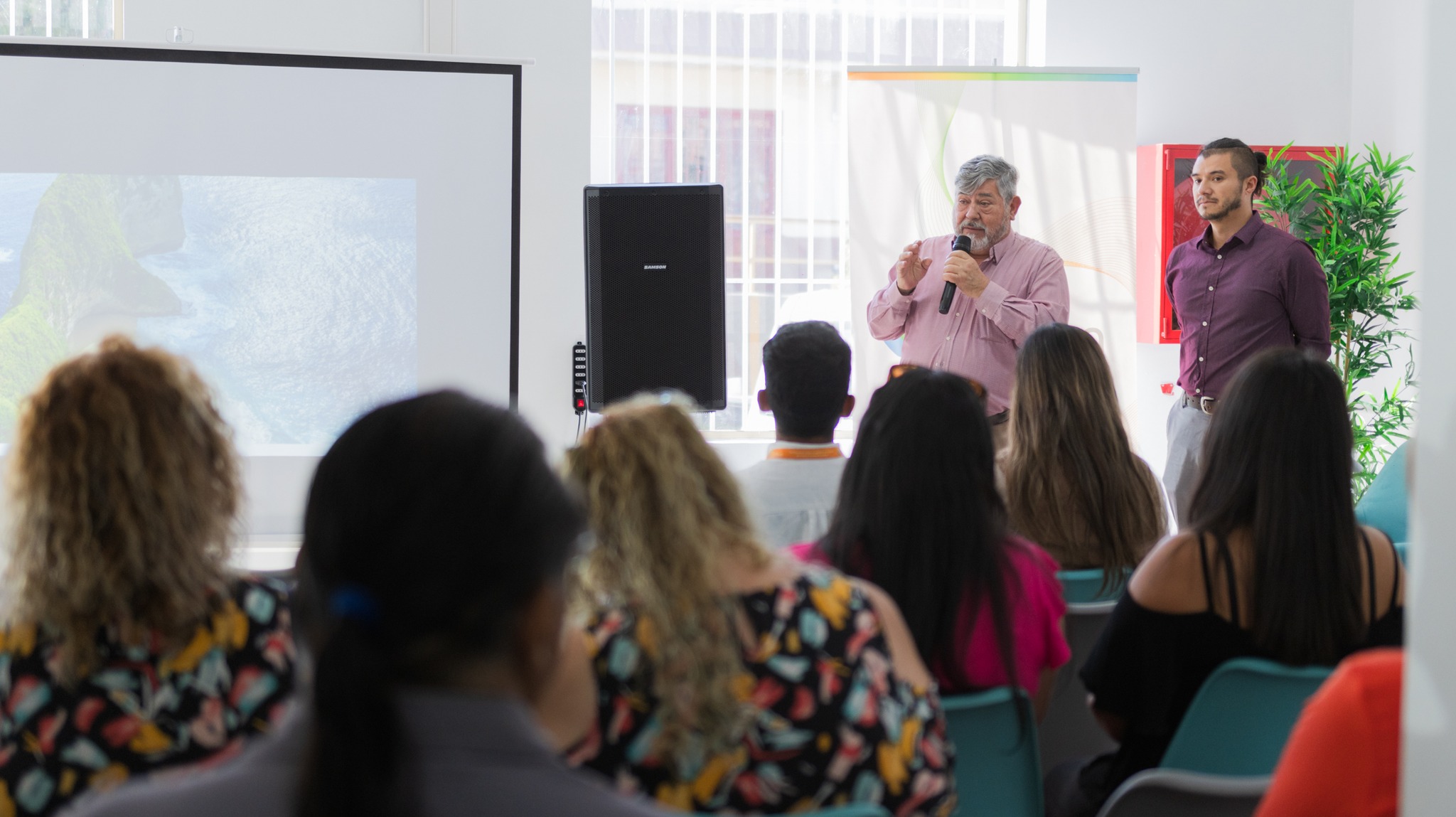 Director de DIDECO Taltal Juan Mediano aborda la temática de estrategias de negocio ante emprendedores locales en el Centro de Emprendimiento Colbún.