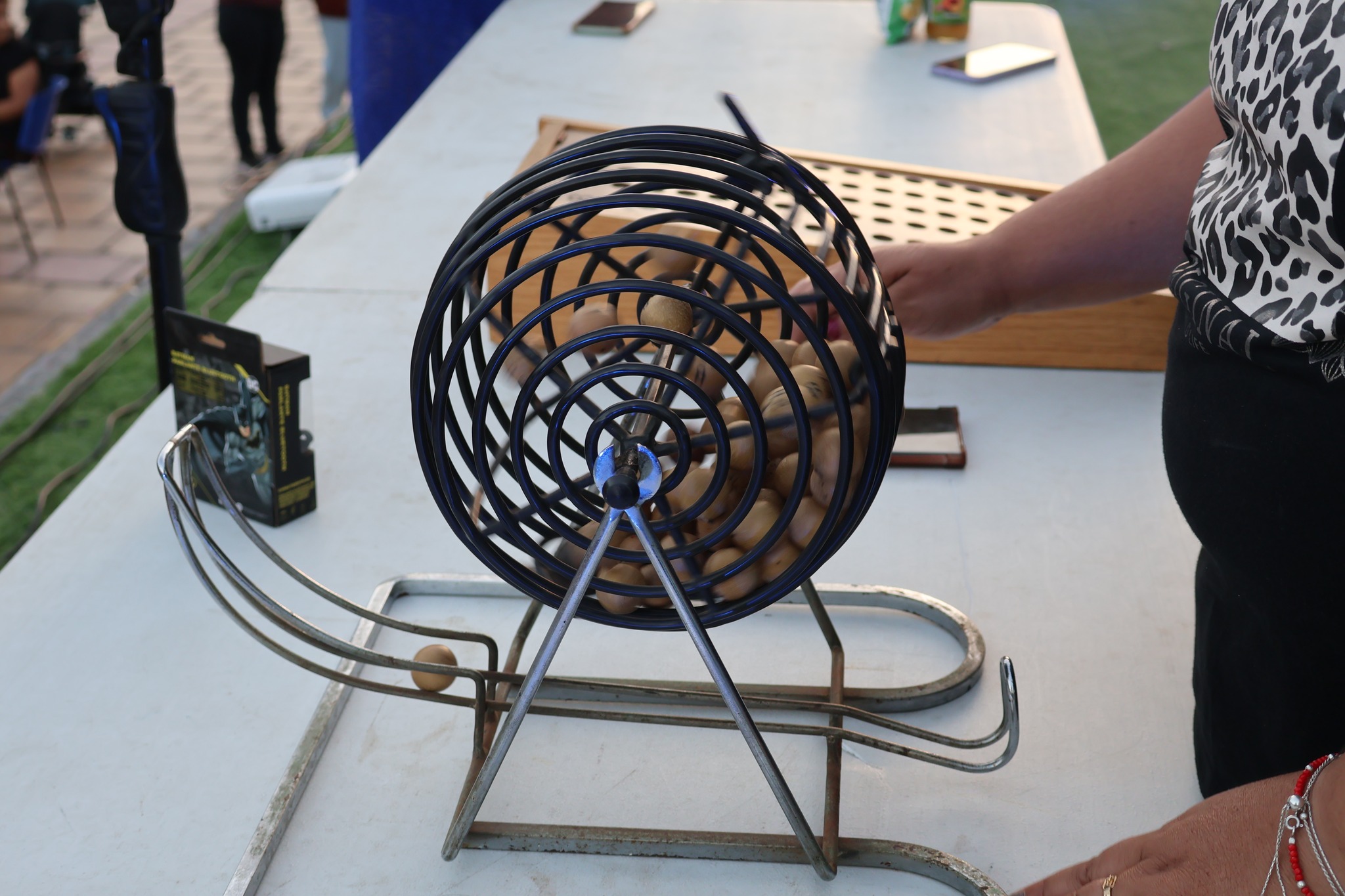 Detalle de la tómbola de bingo utilizados por la comunidad en el evento Verano en Movimiento.