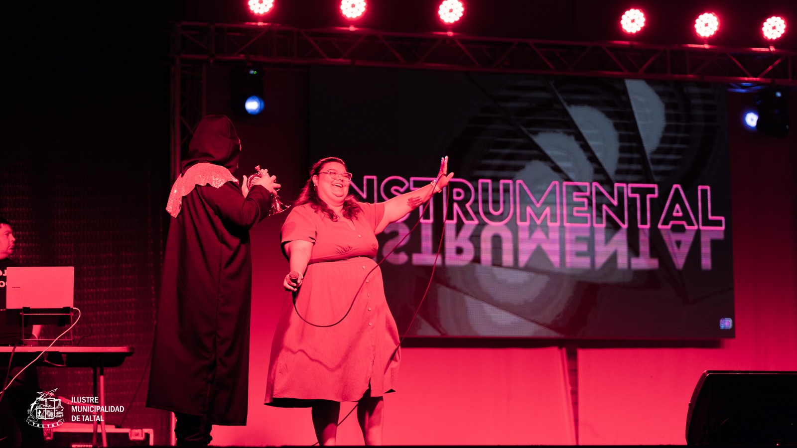 Participante saludando al público en una noche de entretención y cultura en Taltal.