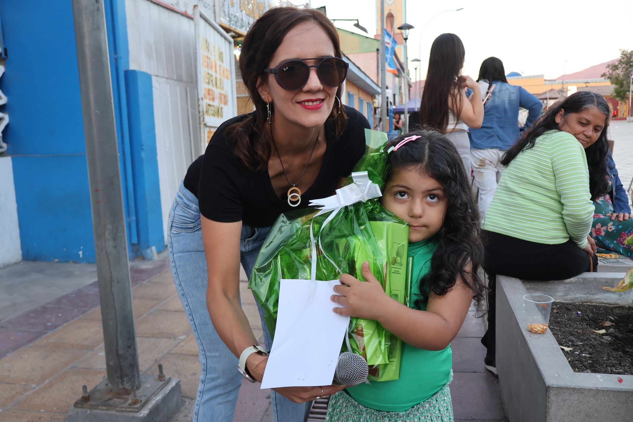 Niños y sus familias celebrando los premios obtenidos en el sorteo del programa de verano.