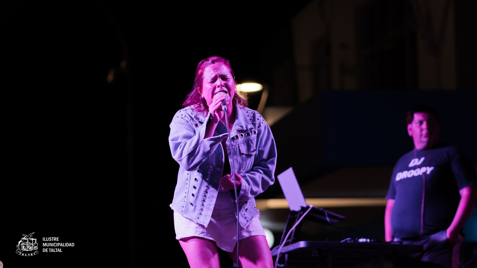 Joven participante demostrando su talento vocal en el evento masivo Verano Taltal 2026.