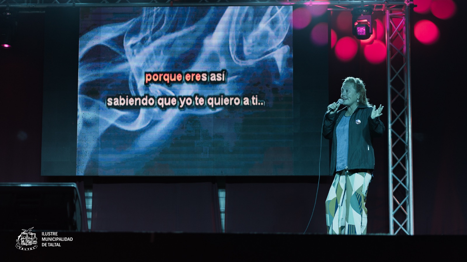 Vecina taltalina interpretando un tema musical en la noche cultural de verano.