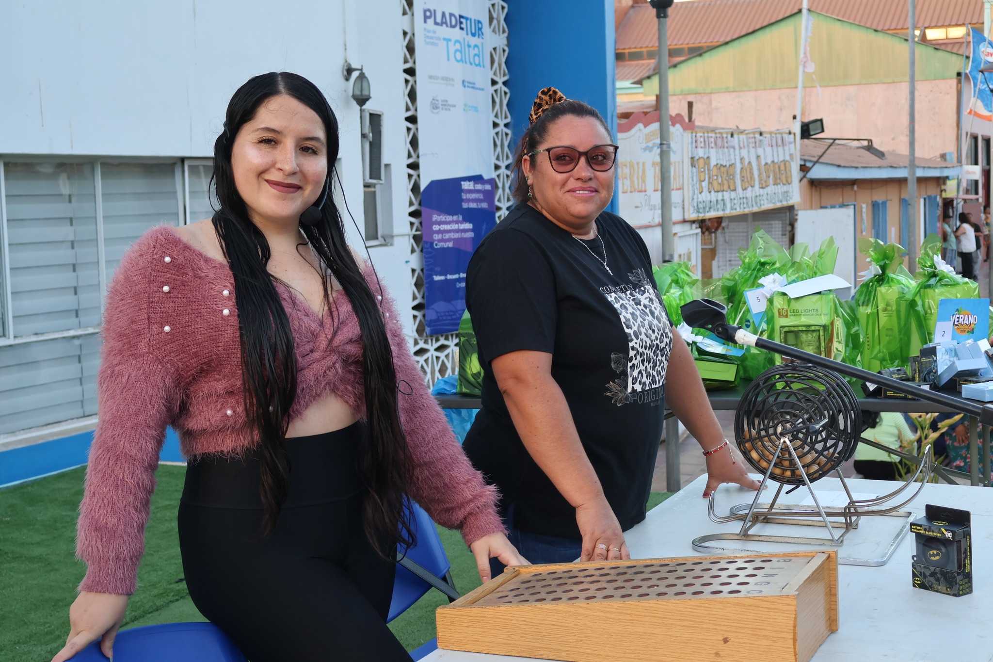 Equipo municipal y organización supervisando el correcto desarrollo del bingo en Plaza de Armas.